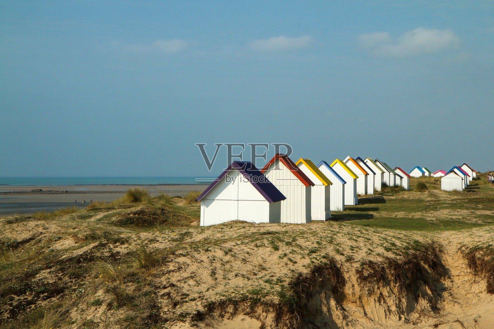 有五颜六色屋顶的白色沙滩小屋照片摄影图片