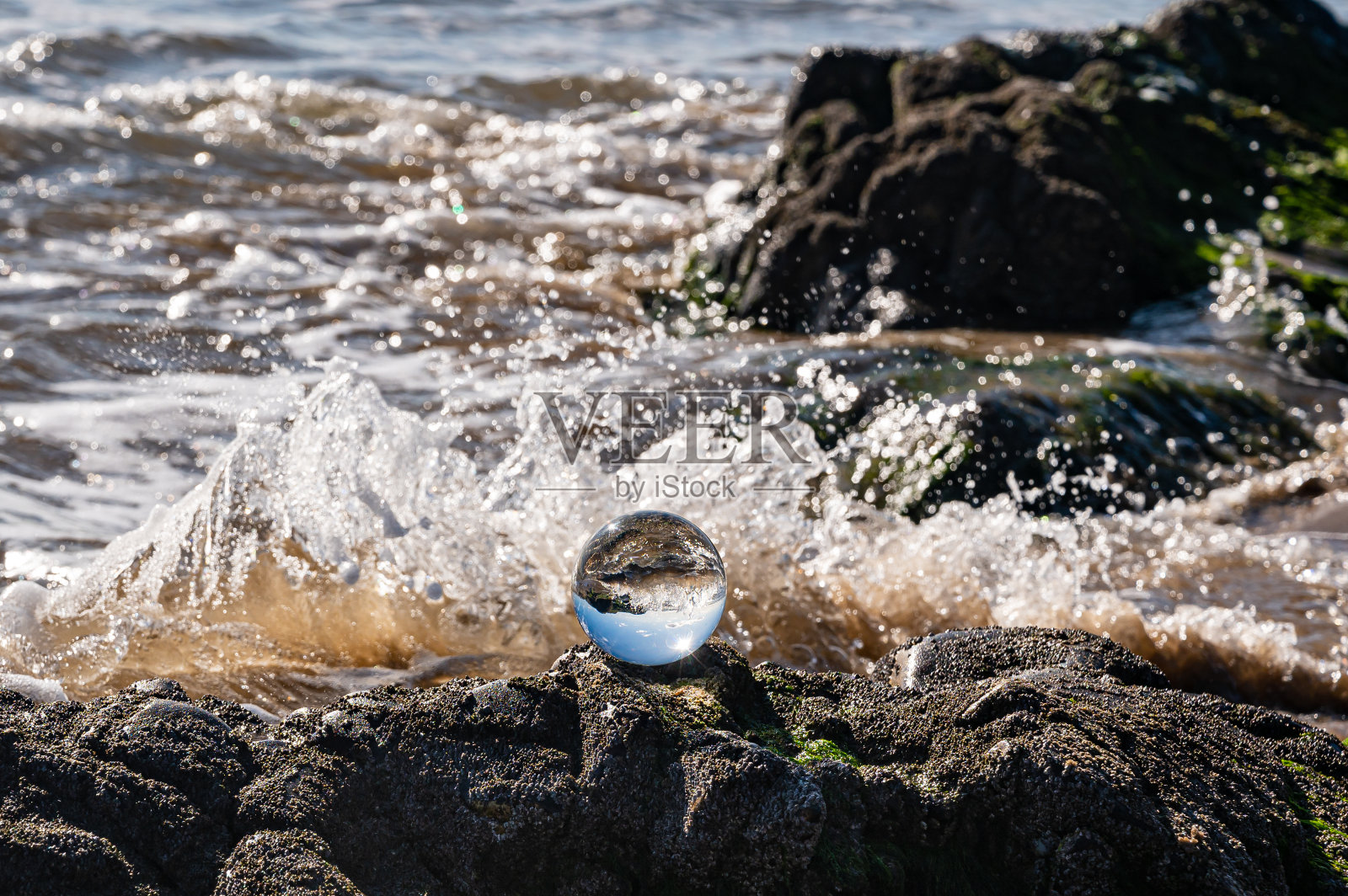 玻璃球在岩石上对抗潮水，罗西里湾照片摄影图片
