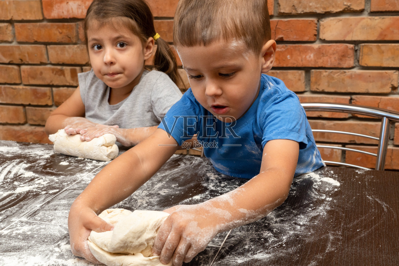 小女孩和男孩面团，准备烘焙面团照片摄影图片