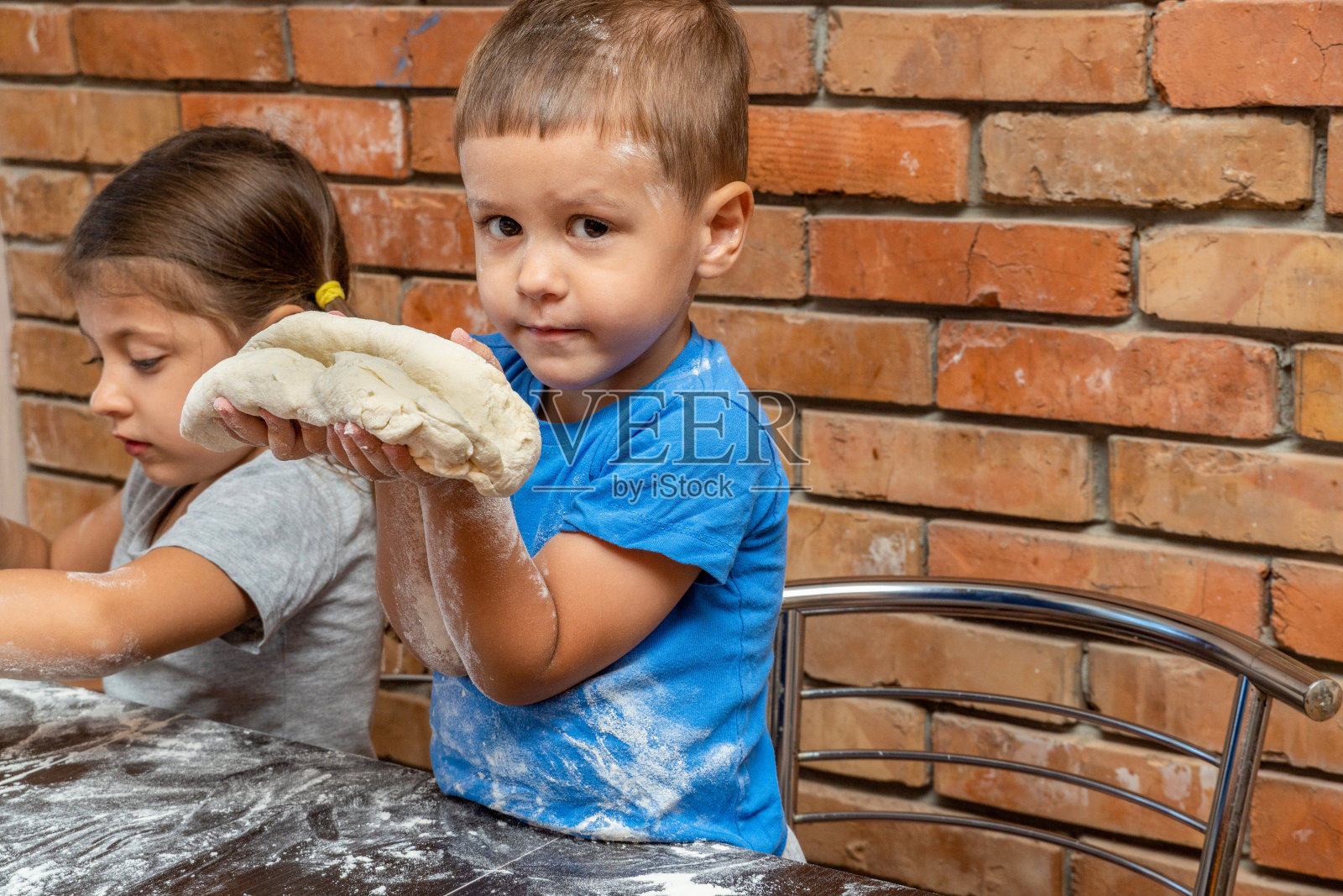 小女孩和男孩面团，准备烘焙面团照片摄影图片