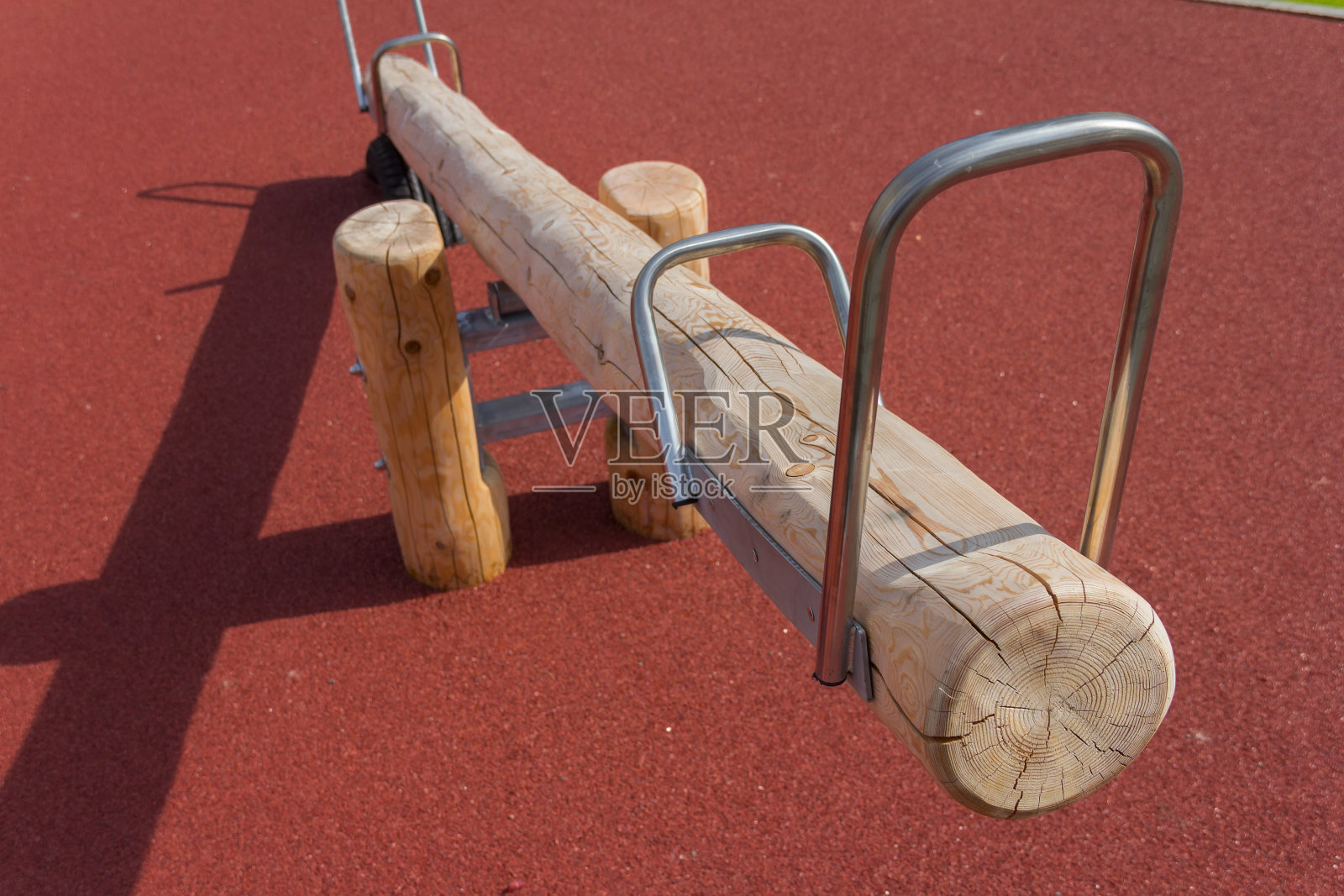 秋千用木头做的秋千，在阳光明媚的日子里在操场上有一个安全的表面照片摄影图片