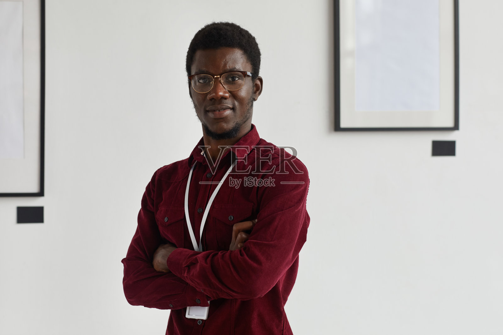 非裔美国人在博物馆摆姿势照片摄影图片