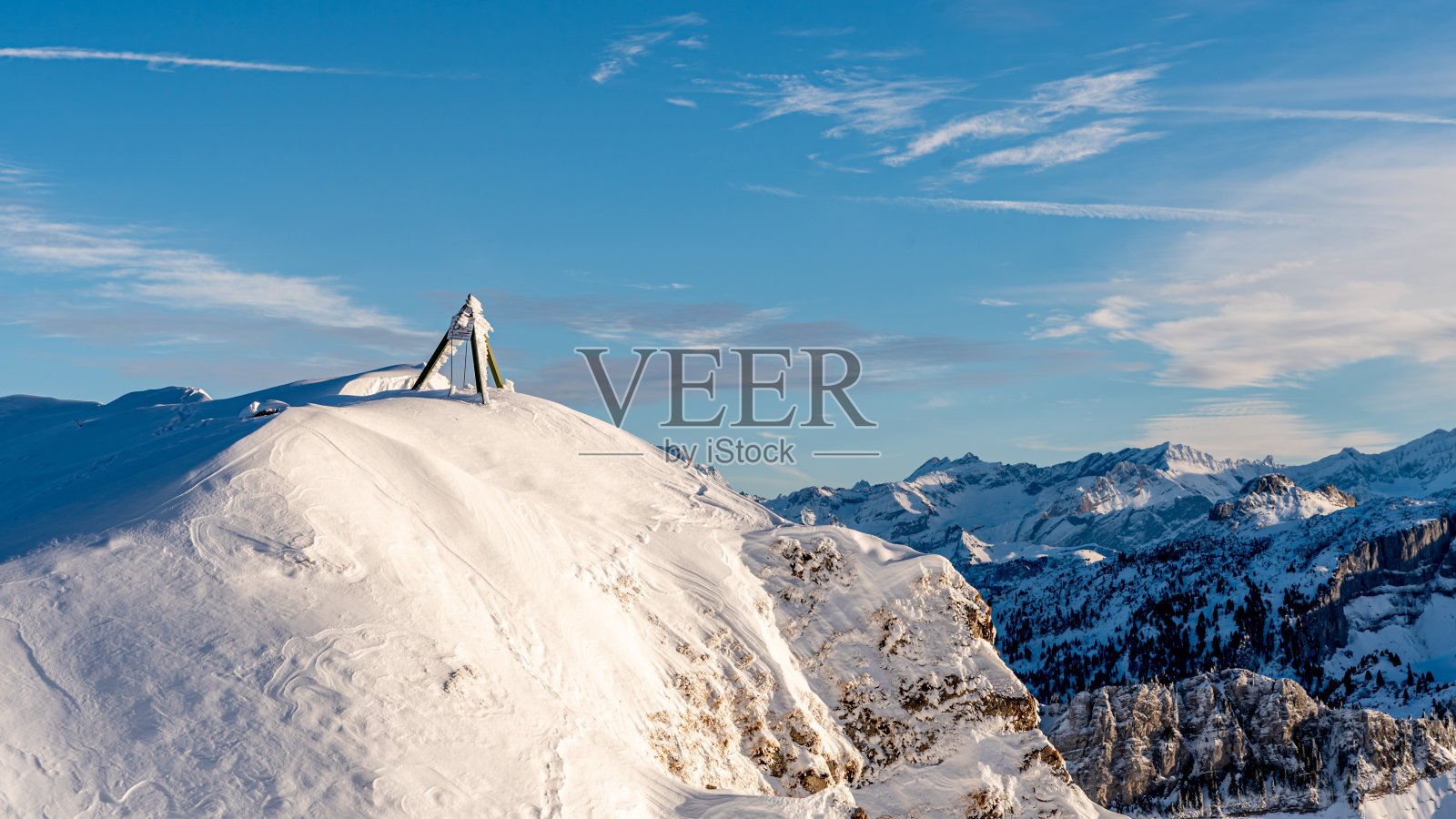 雪覆盖的山脉。照片摄影图片