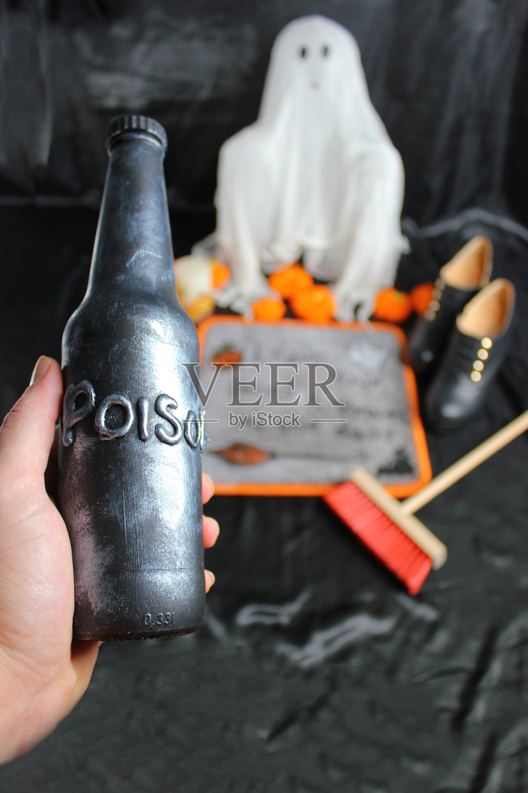 万圣节的大门设置与毒药瓶照片摄影图片