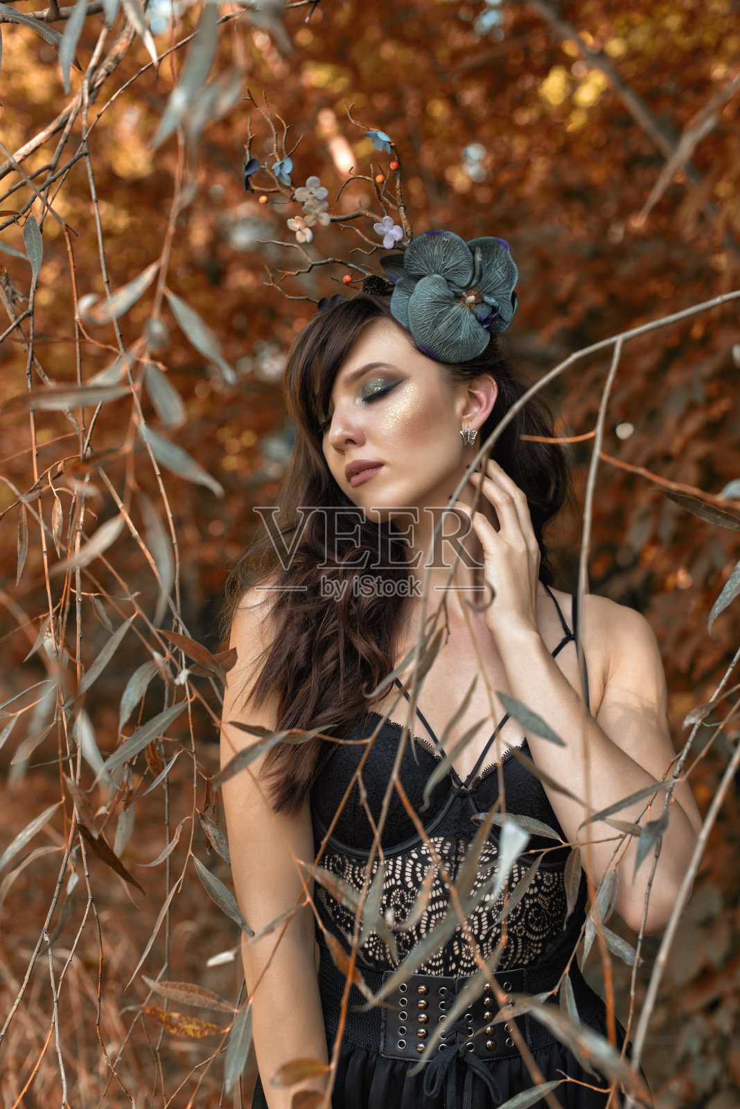 秋天公园里童话般的女孩照片摄影图片