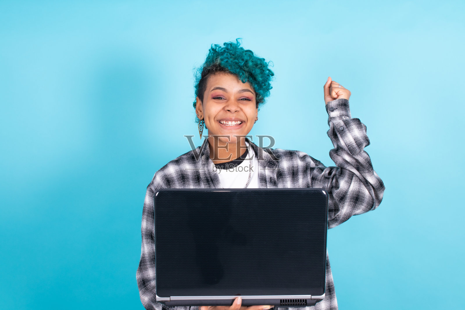 美国黑人女孩，手提电脑孤立在蓝色背景照片摄影图片