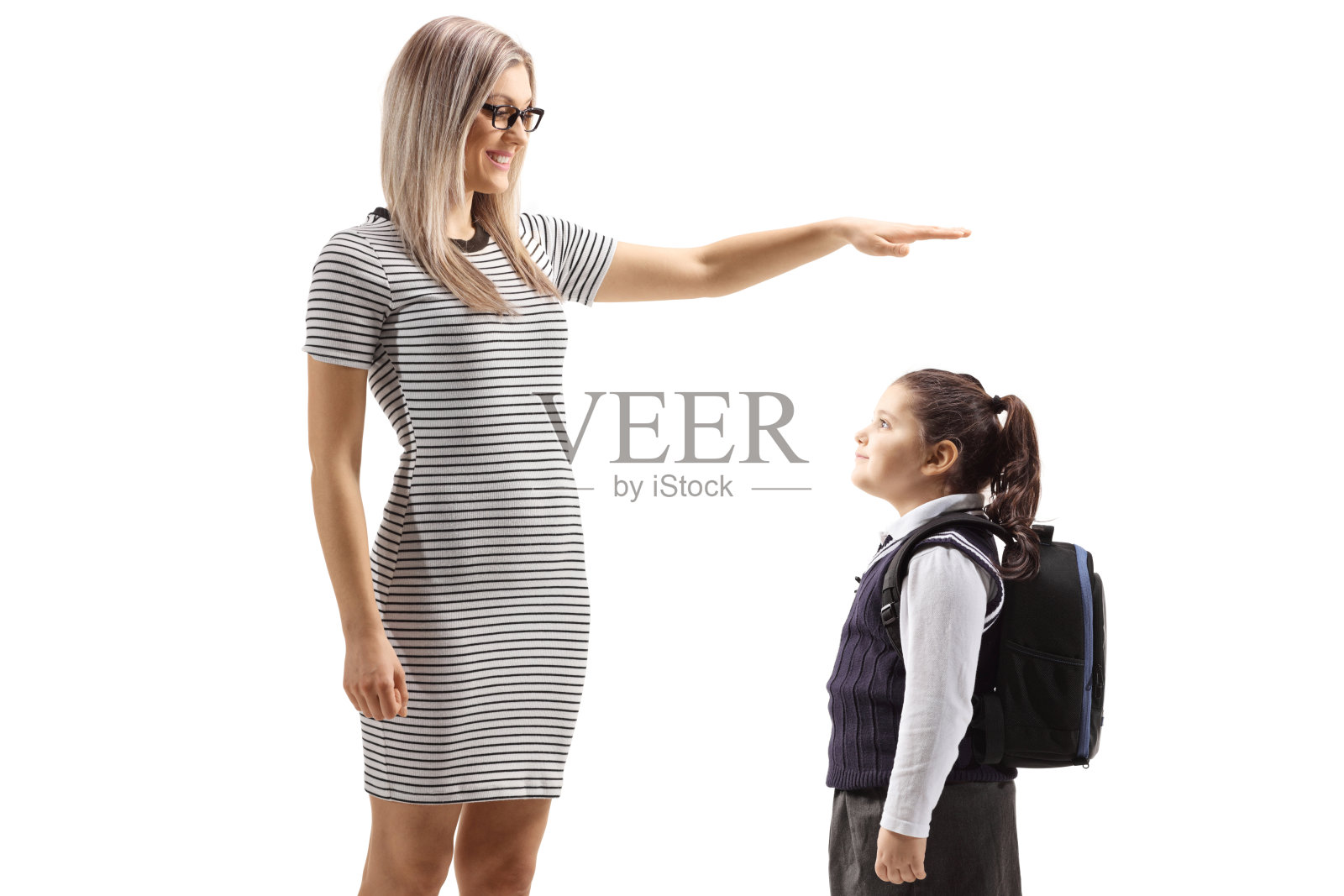 年轻女子用手打手势，显示出一个女学生的身高照片摄影图片