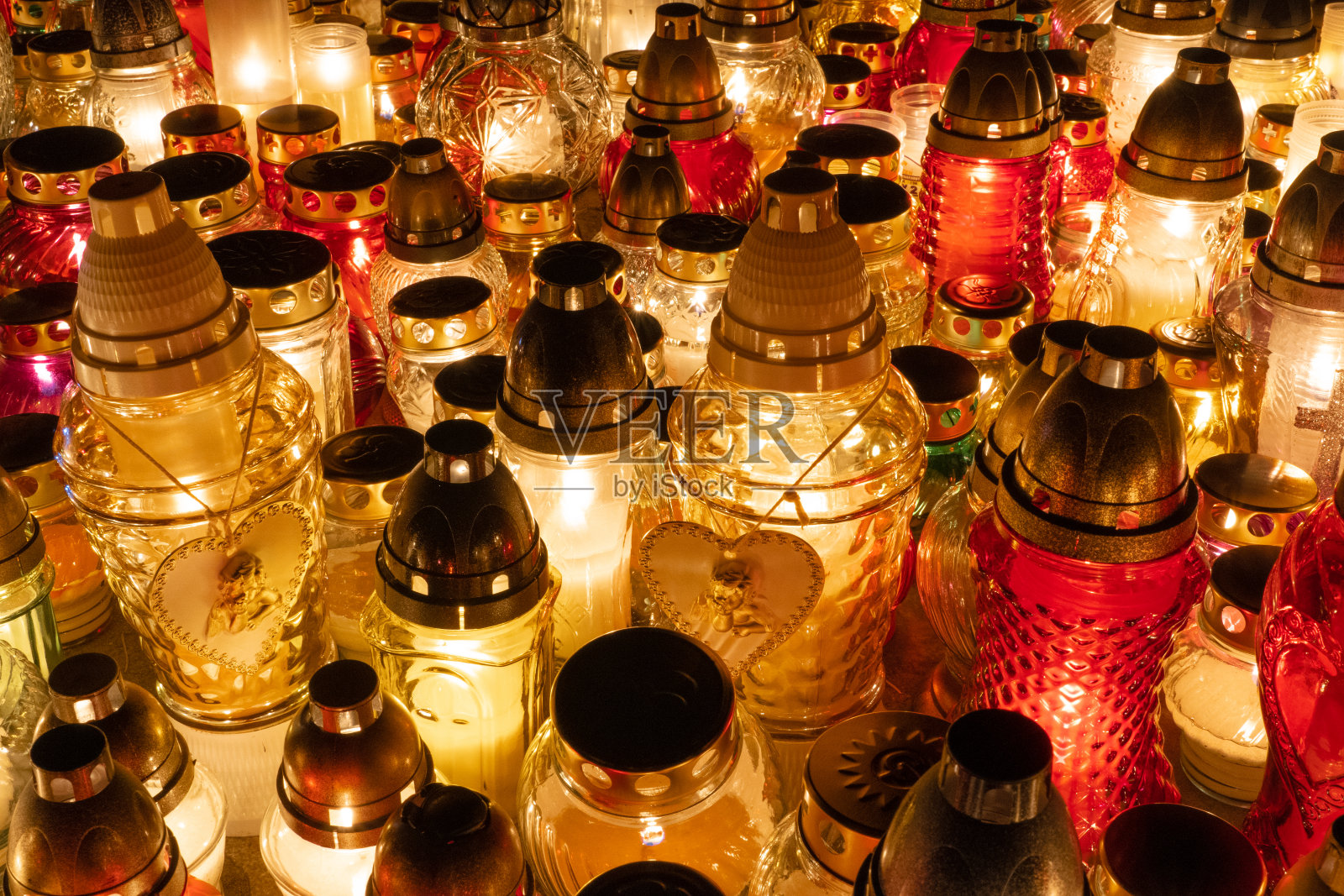 近的装饰烛光，严肃的灯笼在红，黄和绿色的颜色照片摄影图片