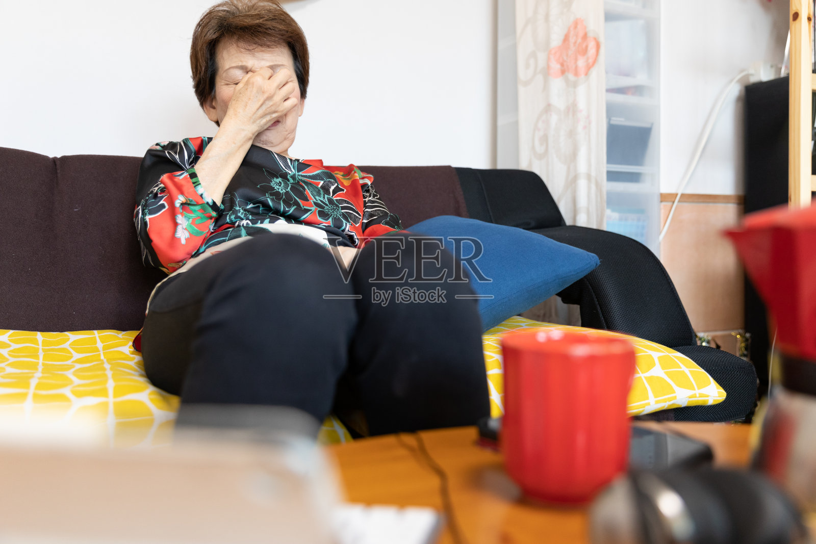 在家工作的资深女性照片摄影图片