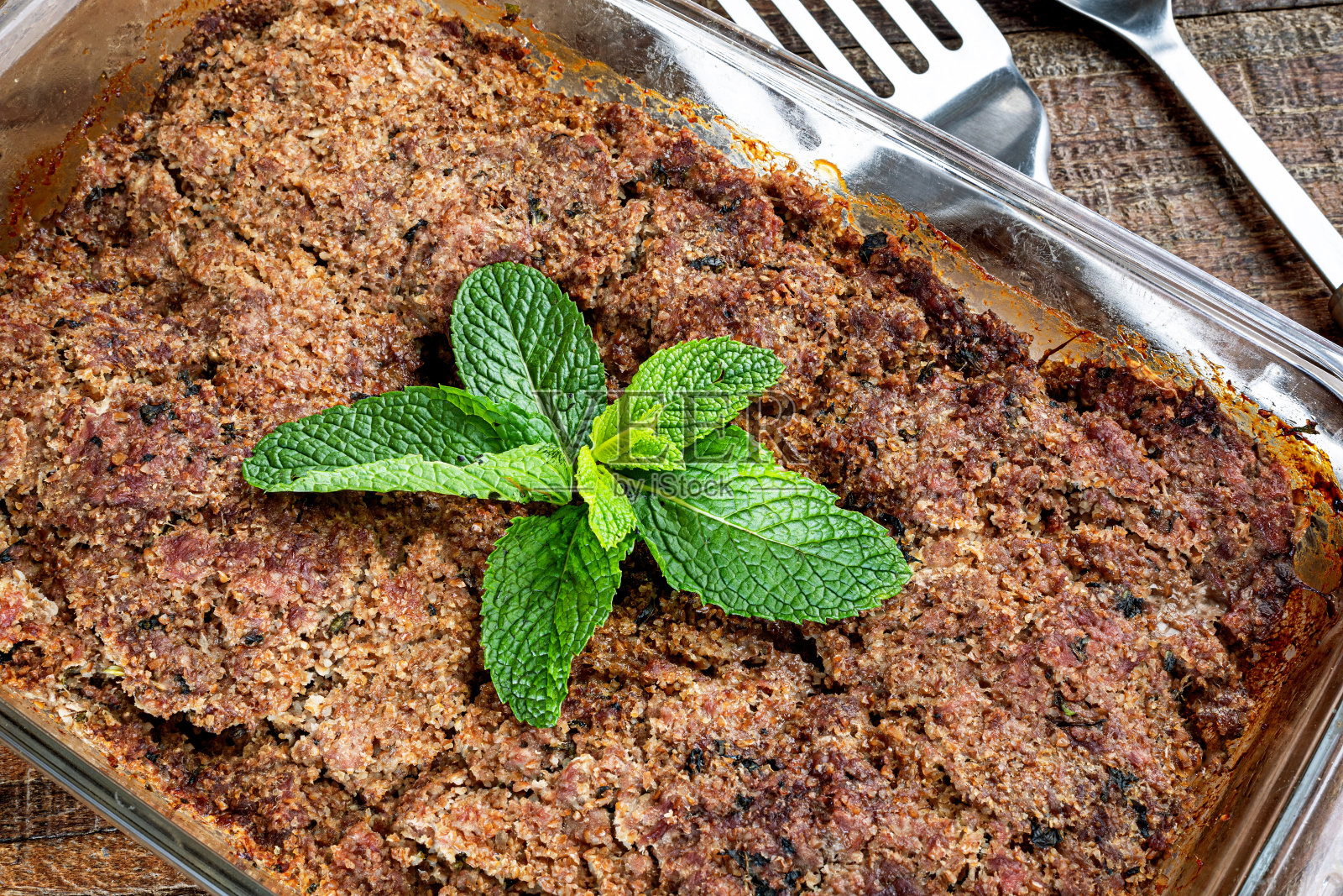 在玻璃碗中加入薄荷、大蒜和洋葱，烤好。巴西小吃(Kibe de Forno)。有选择性的重点。照片摄影图片