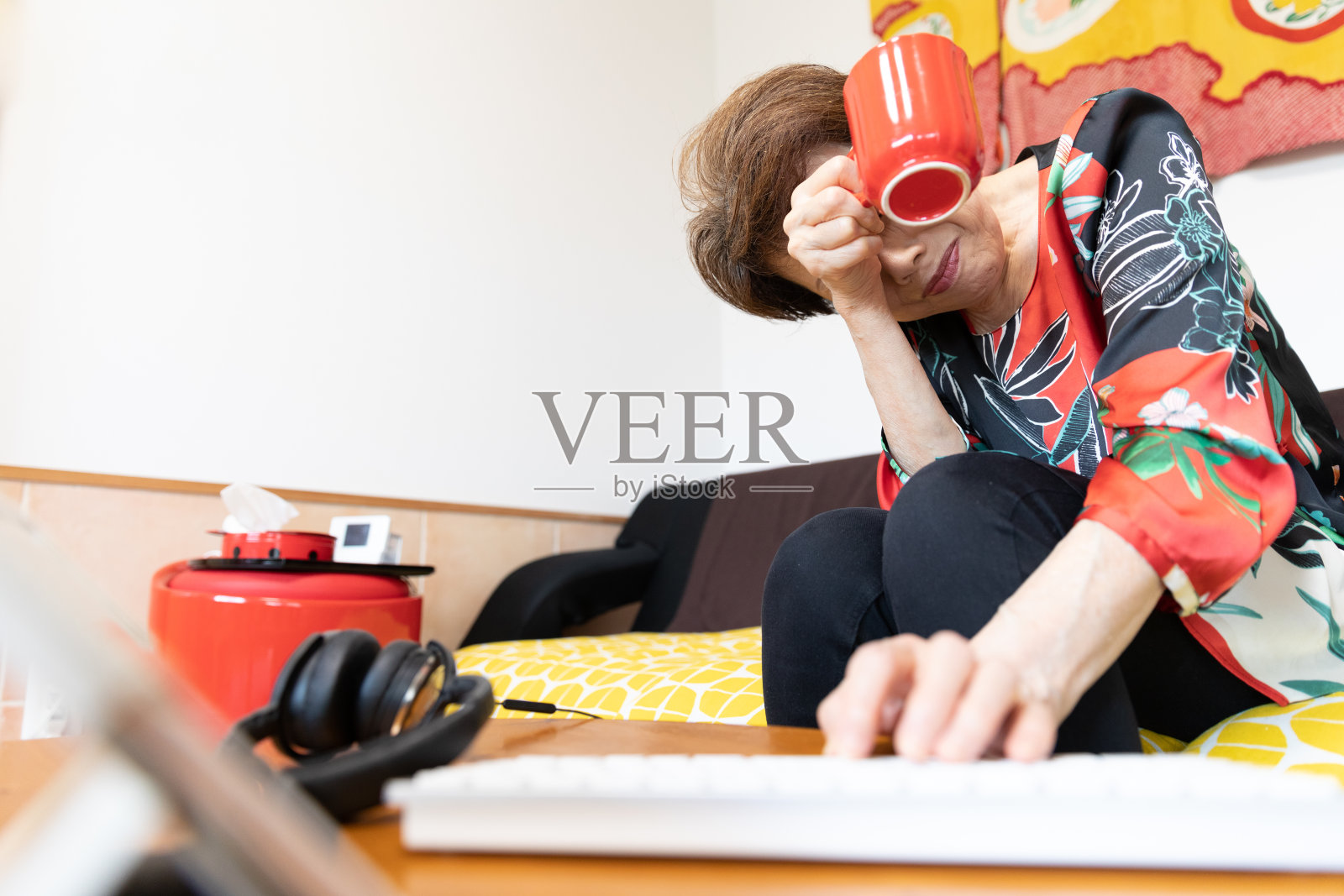 在家工作的资深女性照片摄影图片