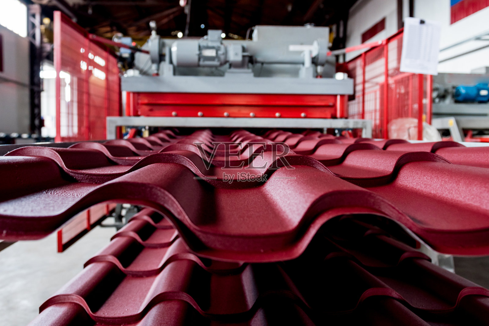 钣金成型机在现代金属加工工厂。照片摄影图片