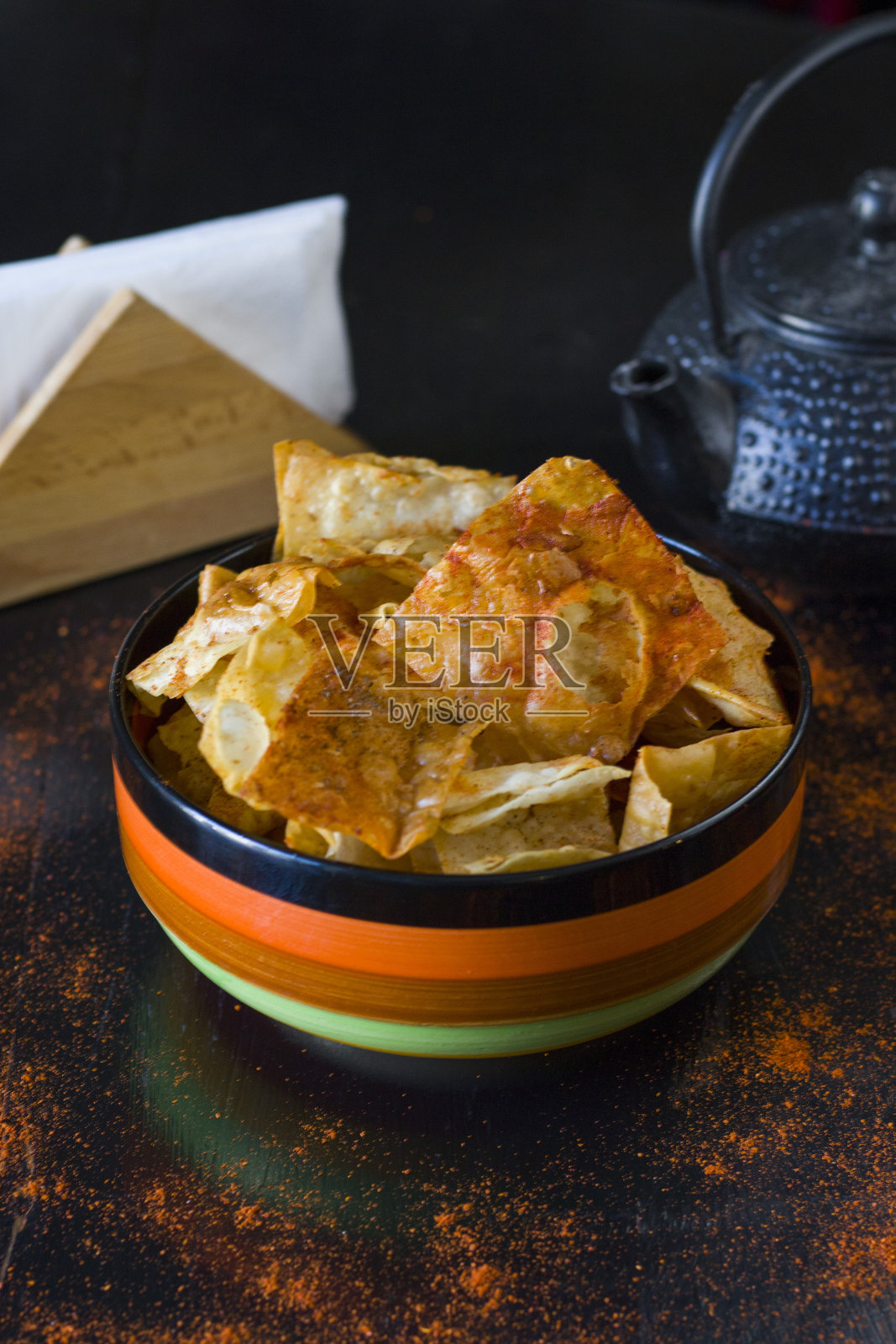 餐盘上有冰淇淋和火山蛋糕的甜点照片摄影图片