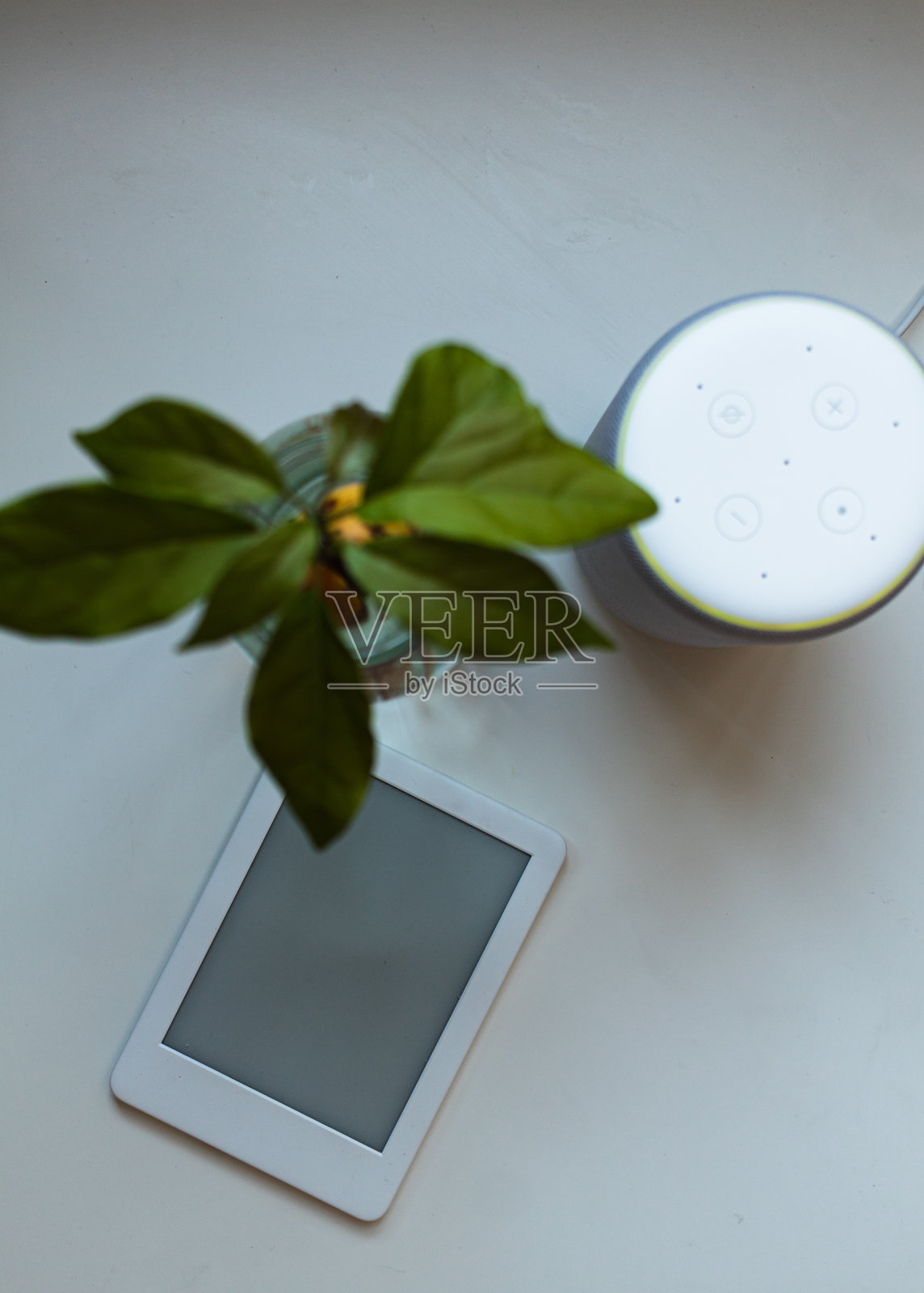 床头柜上的数字设备照片摄影图片