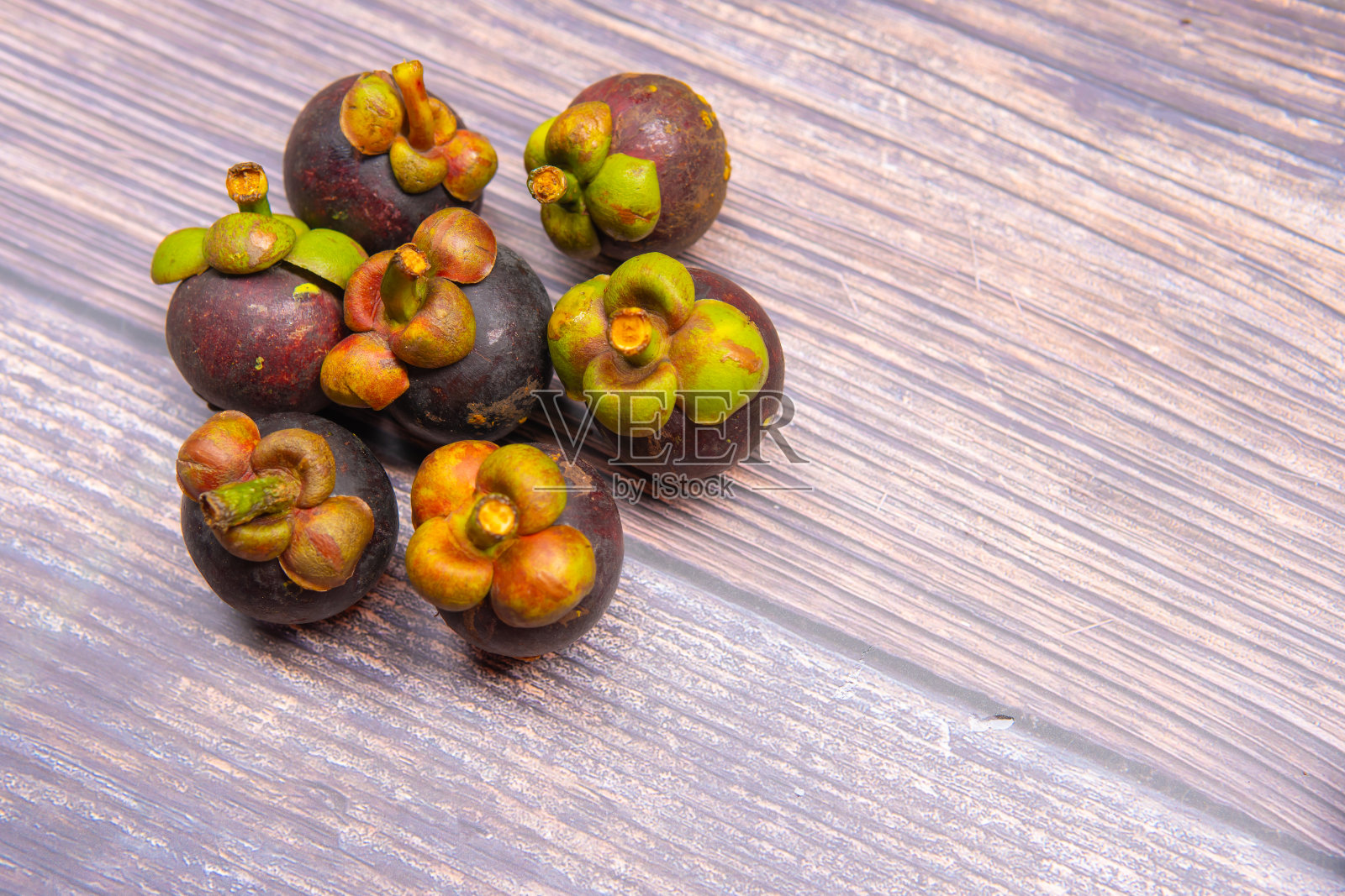 木地板上的山竹藤照片摄影图片
