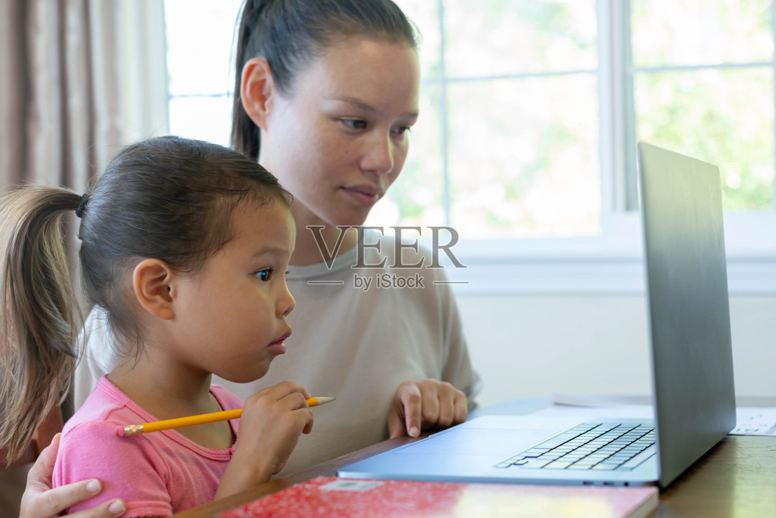 孩子与父母在电脑上远程学习。网上学校在家。照片摄影图片
