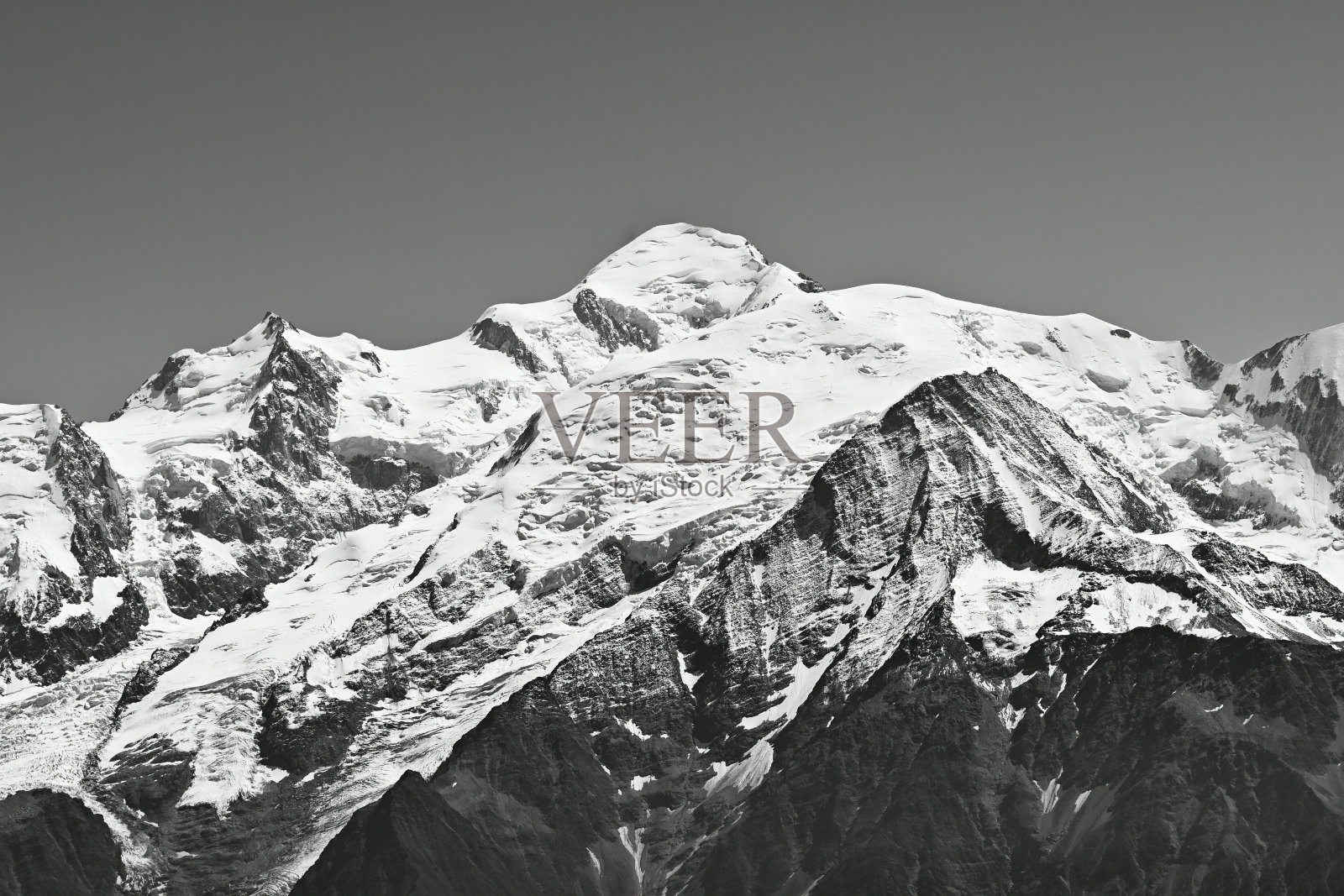 美丽的山景，在法国阿尔卑斯山，法国拍摄于2020年夏天照片摄影图片