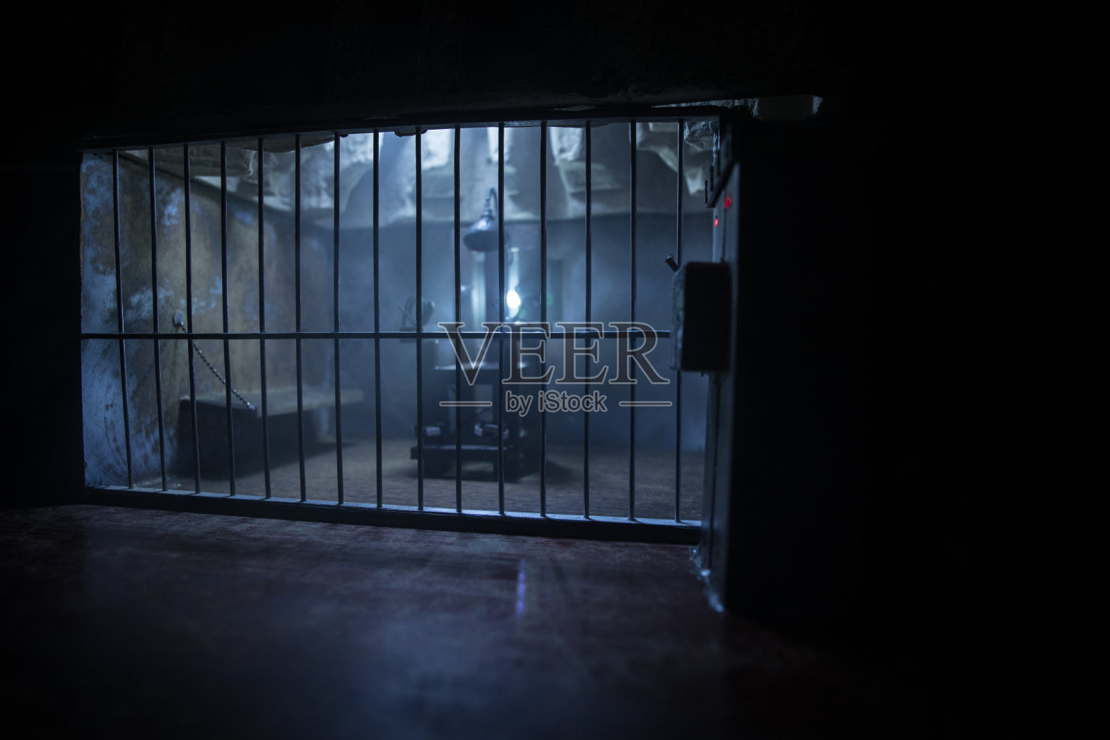 监狱或牢房。陈旧的灰色垃圾混凝土房间。老监狱迷你型。执行的概念照片摄影图片