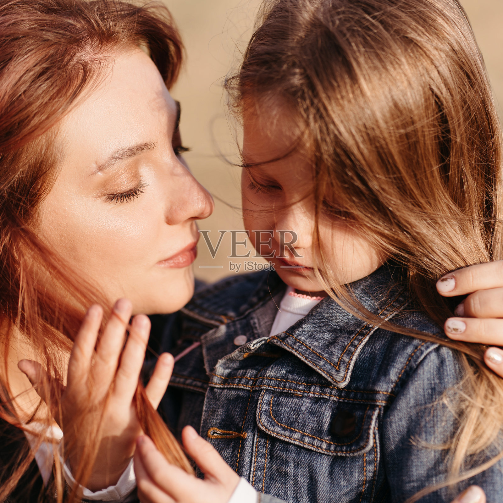 母亲和她的小女儿在户外散步照片摄影图片