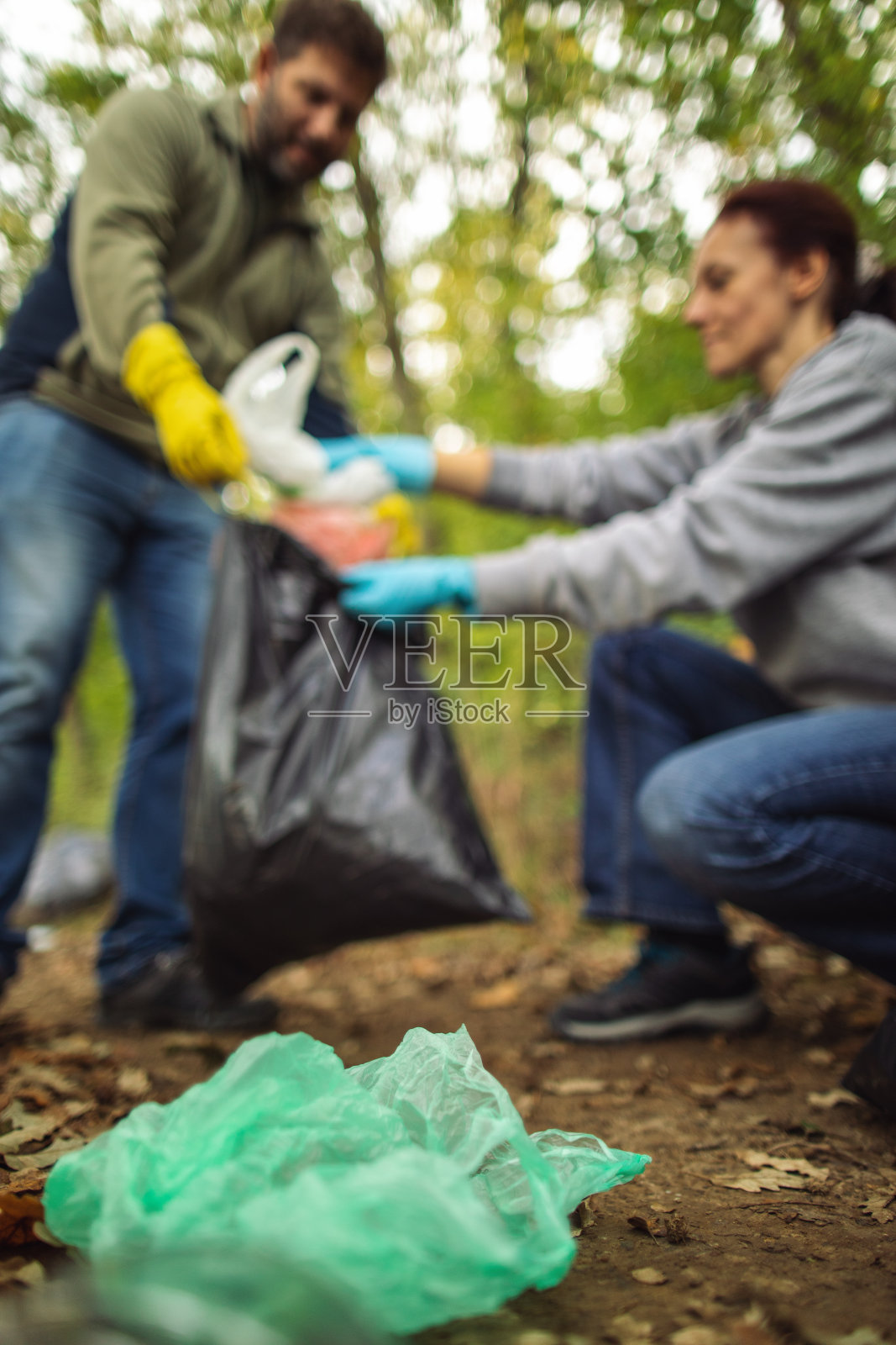 在大自然中收集垃圾照片摄影图片