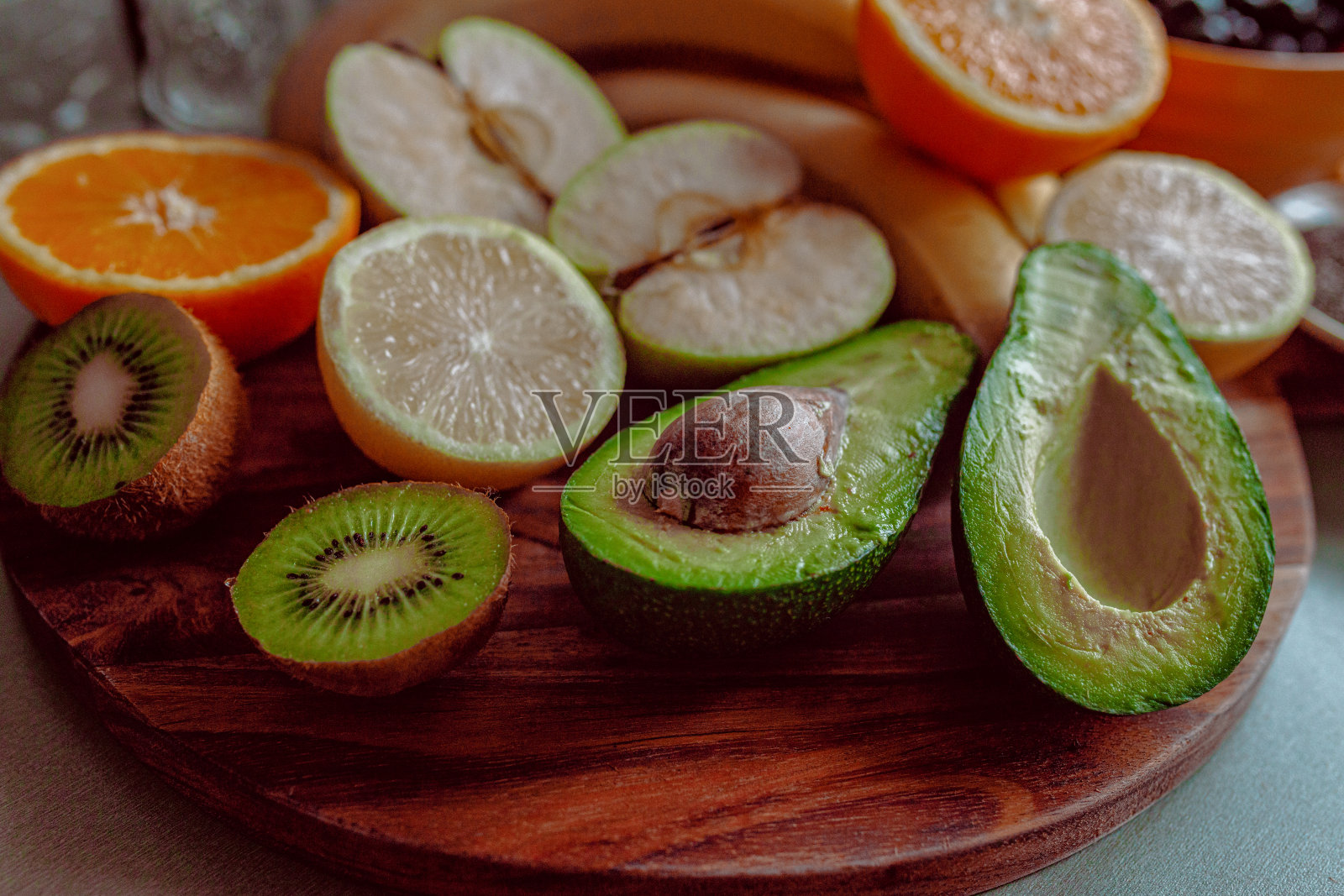 厨房柜台上有鳄梨、猕猴桃、橘子、柠檬和香蕉照片摄影图片