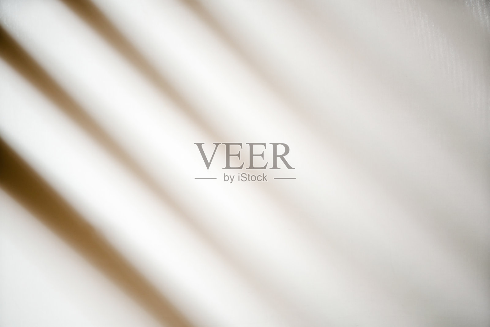 柔和的影子在白色的墙壁上划出一道条纹照片摄影图片