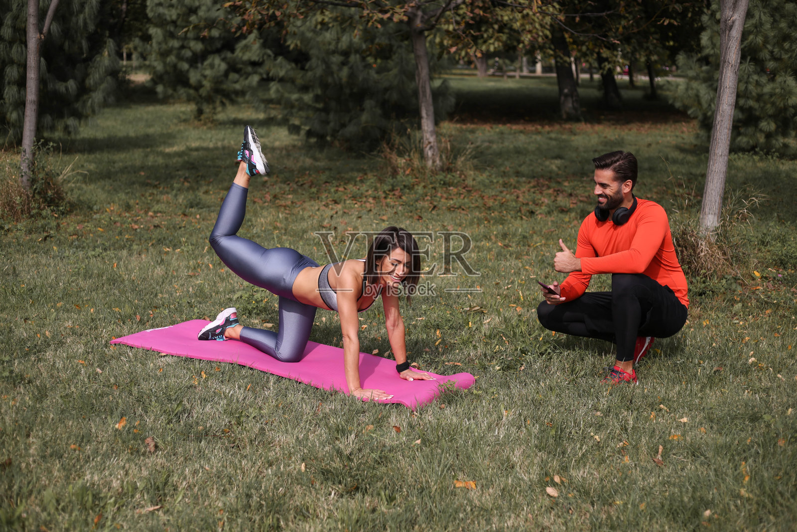 一个英俊的男人和一个漂亮的女人，天生就是一起跑步和训练的照片摄影图片