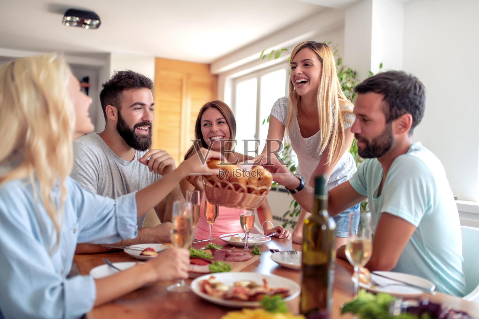 朋友们在家里一起享受照片摄影图片