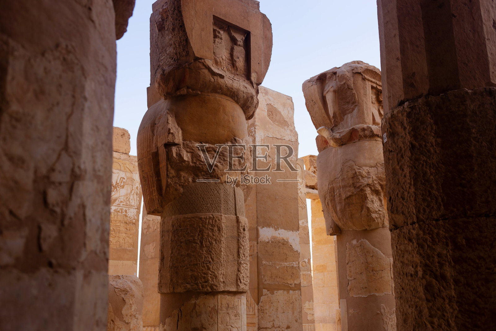埃及卢克索卡纳克神庙的柱子照片摄影图片