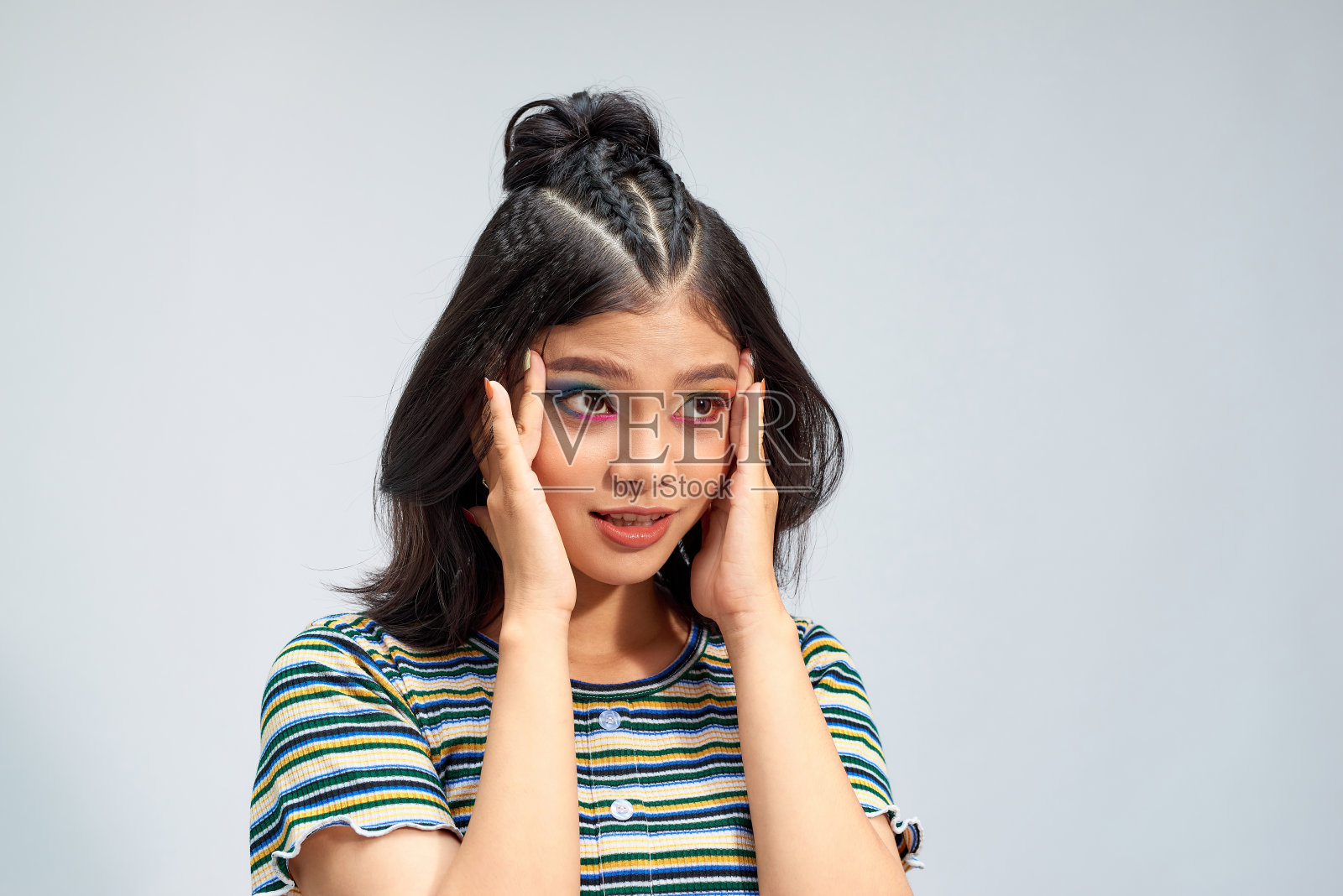 亚洲女人的彩色化妆尖叫在白色的背景照片摄影图片