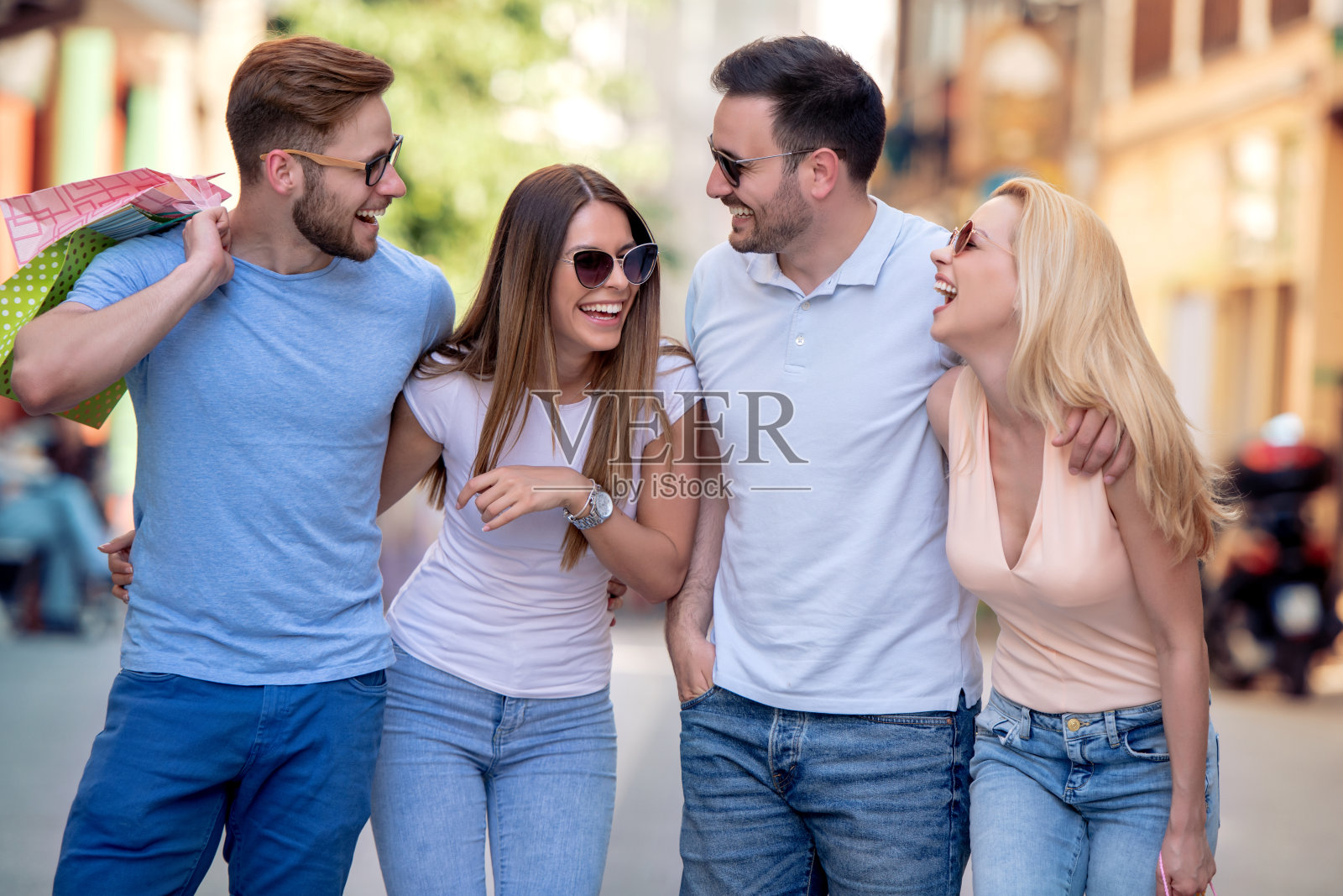 最好的朋友享受好购物后。照片摄影图片