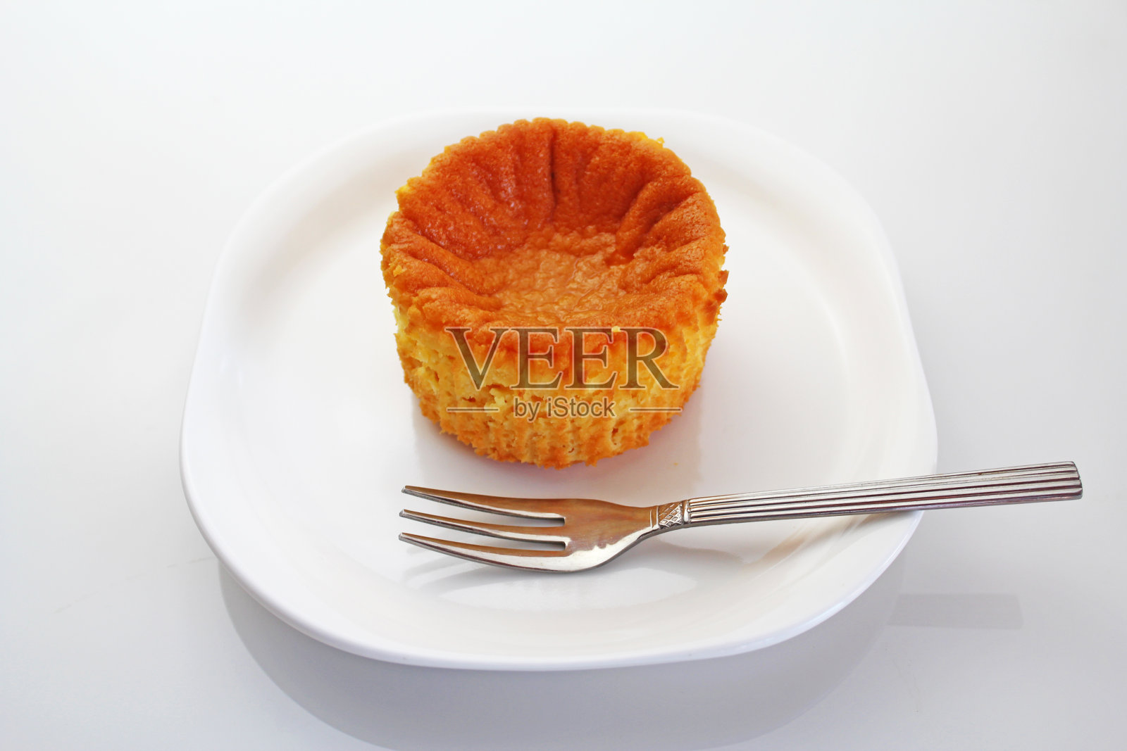 多汁美味的巴斯克烤芝士蛋糕。照片摄影图片