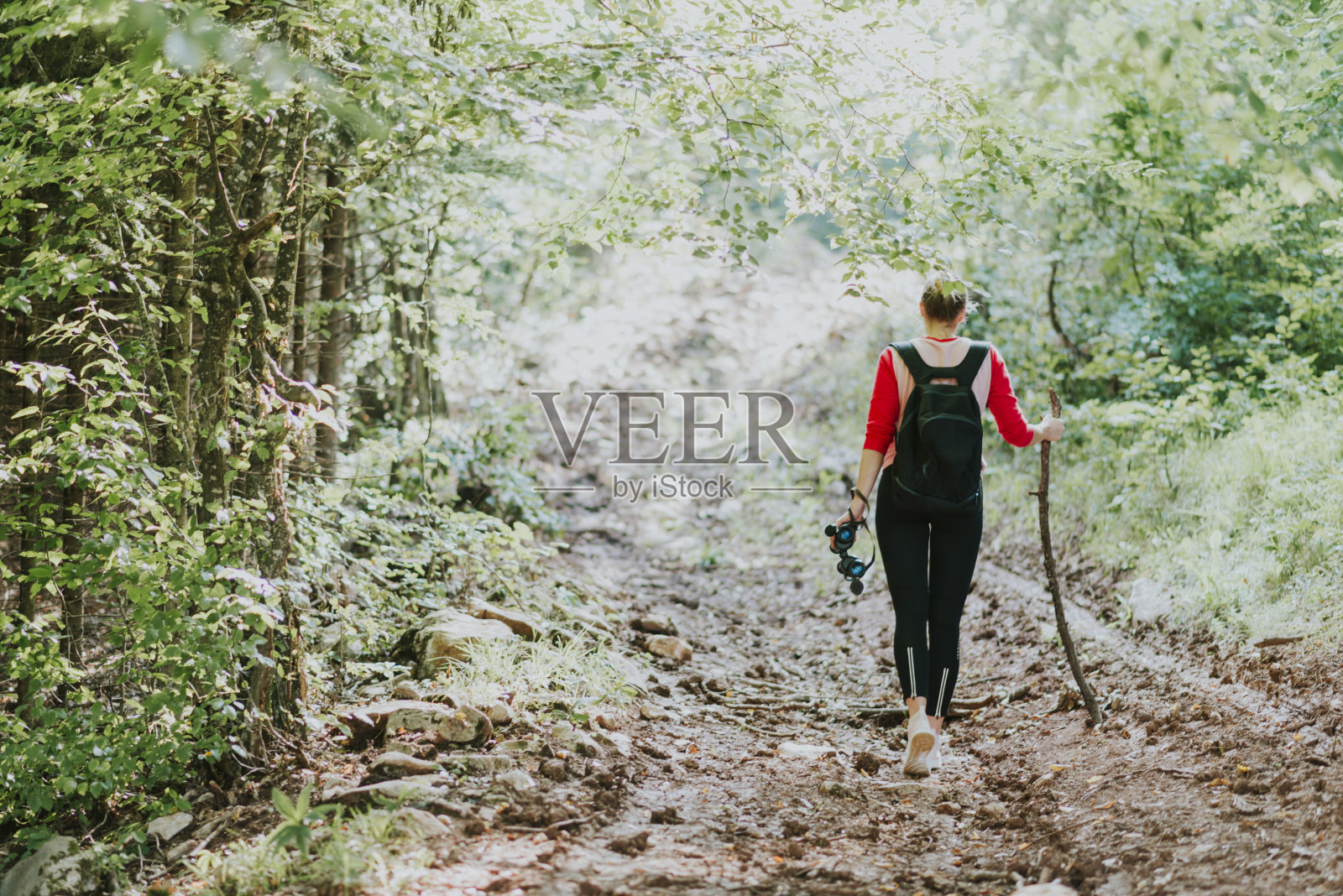 女性在自然照片摄影图片