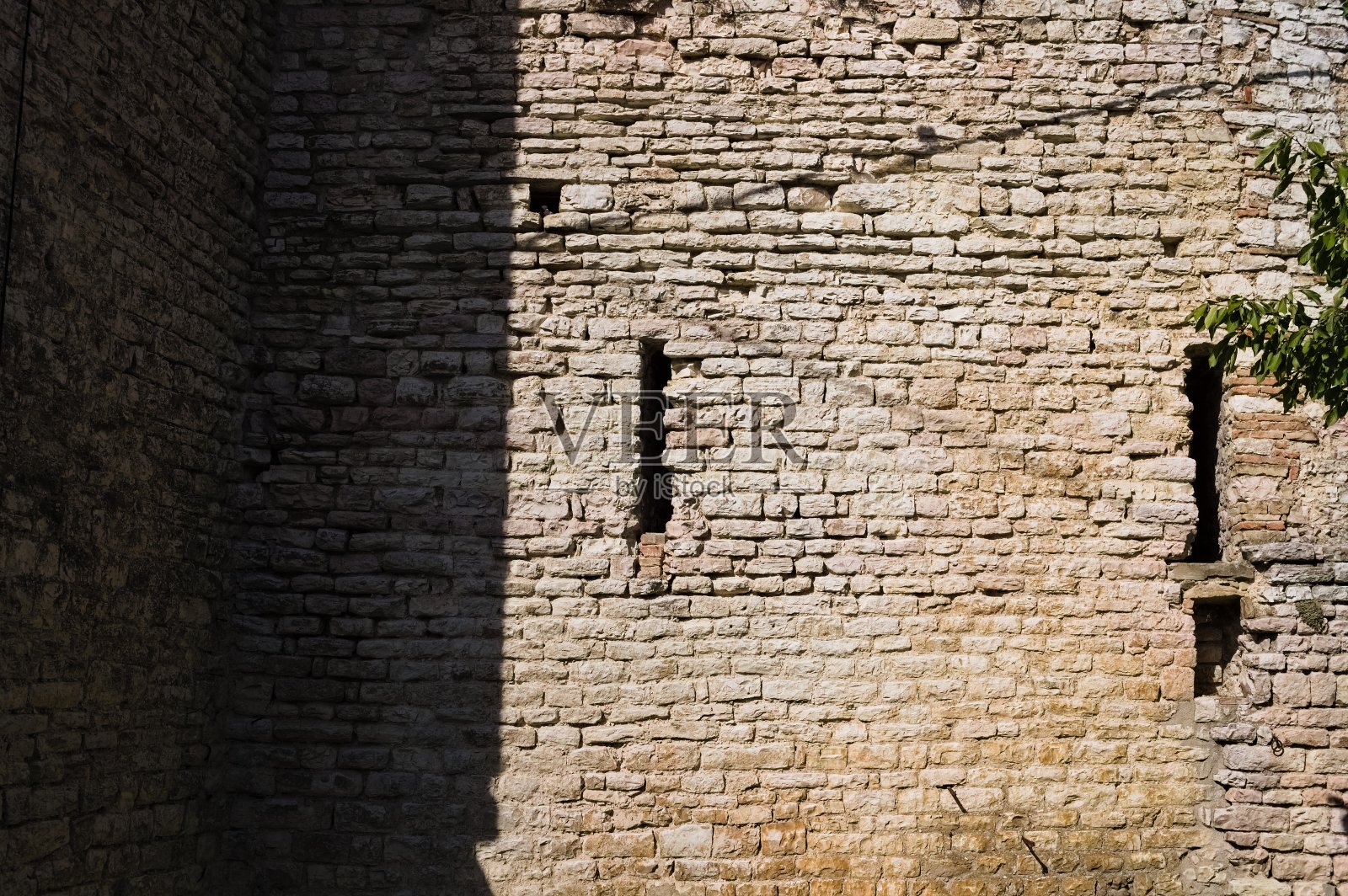 中世纪城堡的漏洞(古比奥，翁布里亚，意大利，欧洲)照片摄影图片