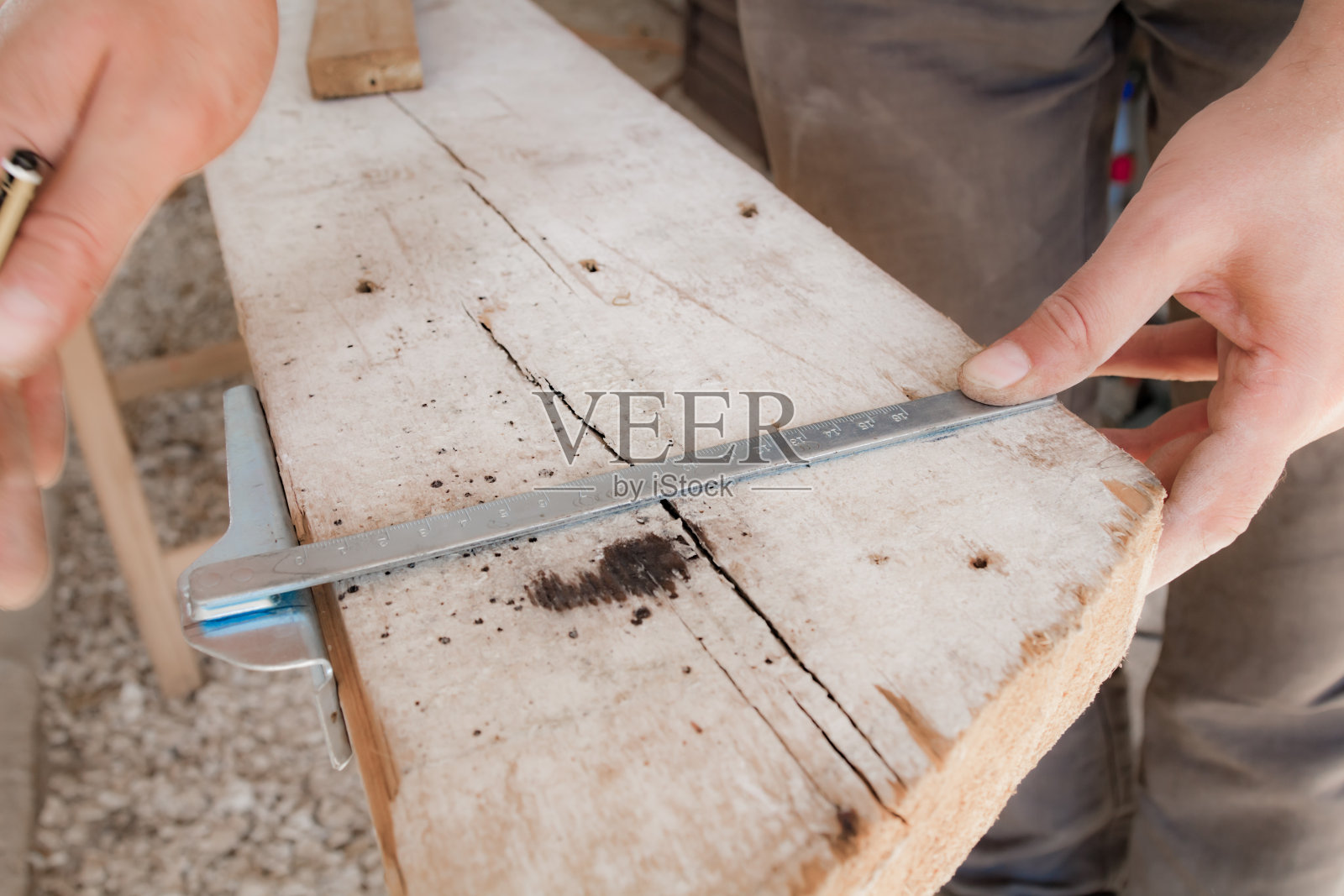 男木匠在车库里处理木材材料。照片摄影图片