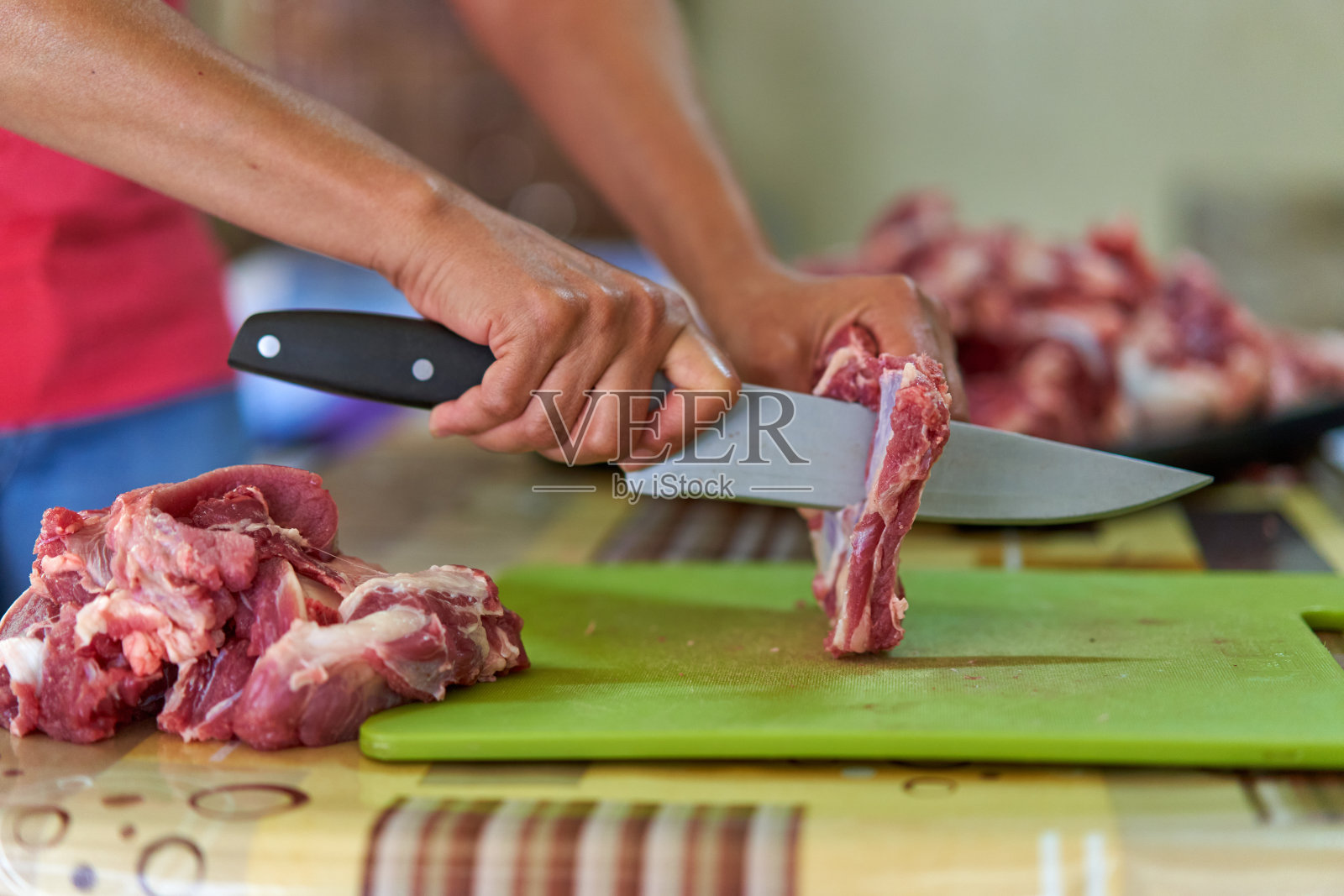 女人的手在木板上切牛肉照片摄影图片