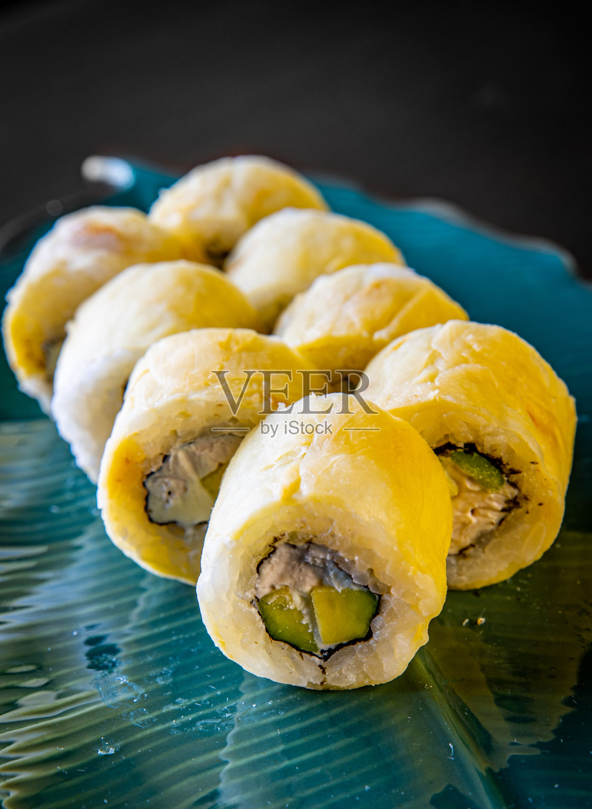 寿司卷配鱼和米饭照片摄影图片