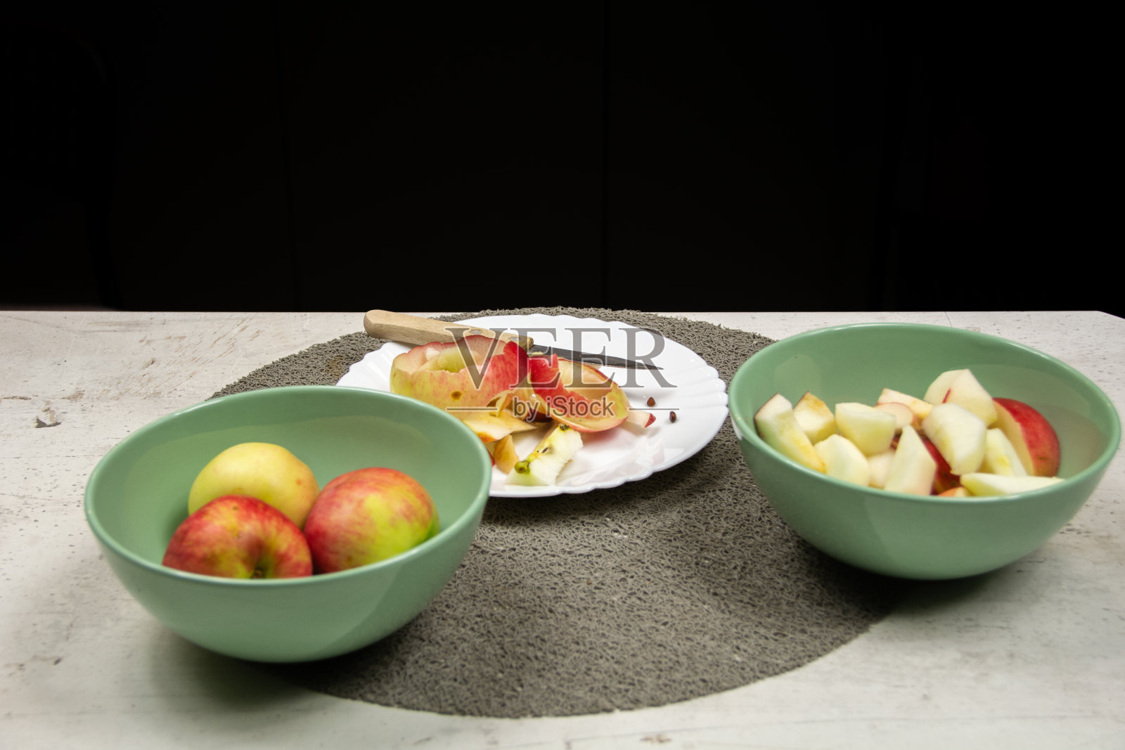 把苹果切成小块照片摄影图片