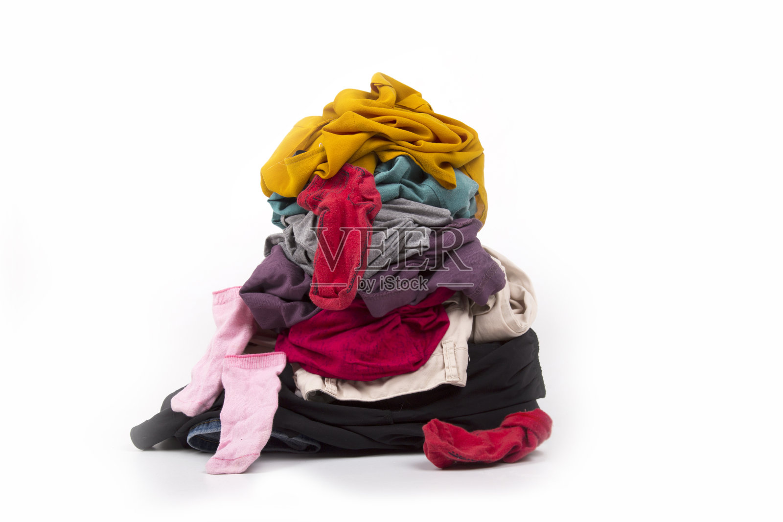 白色背景下的脏衣服等着洗照片摄影图片
