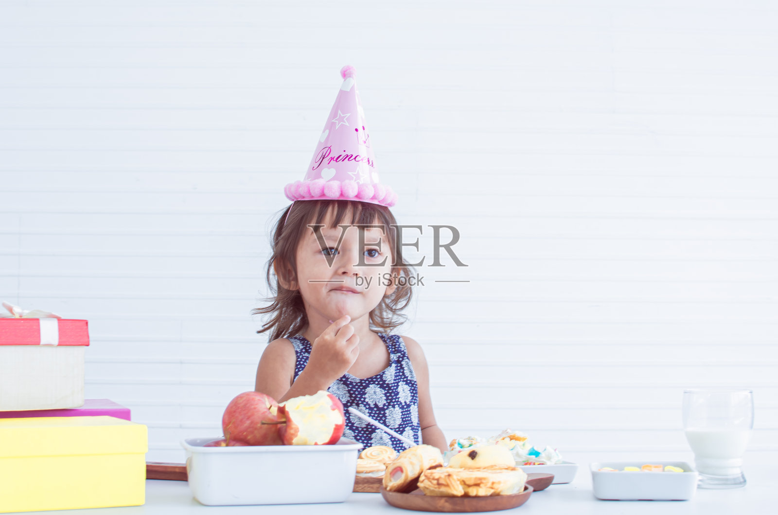 小女孩在庆祝她的生日派对照片摄影图片
