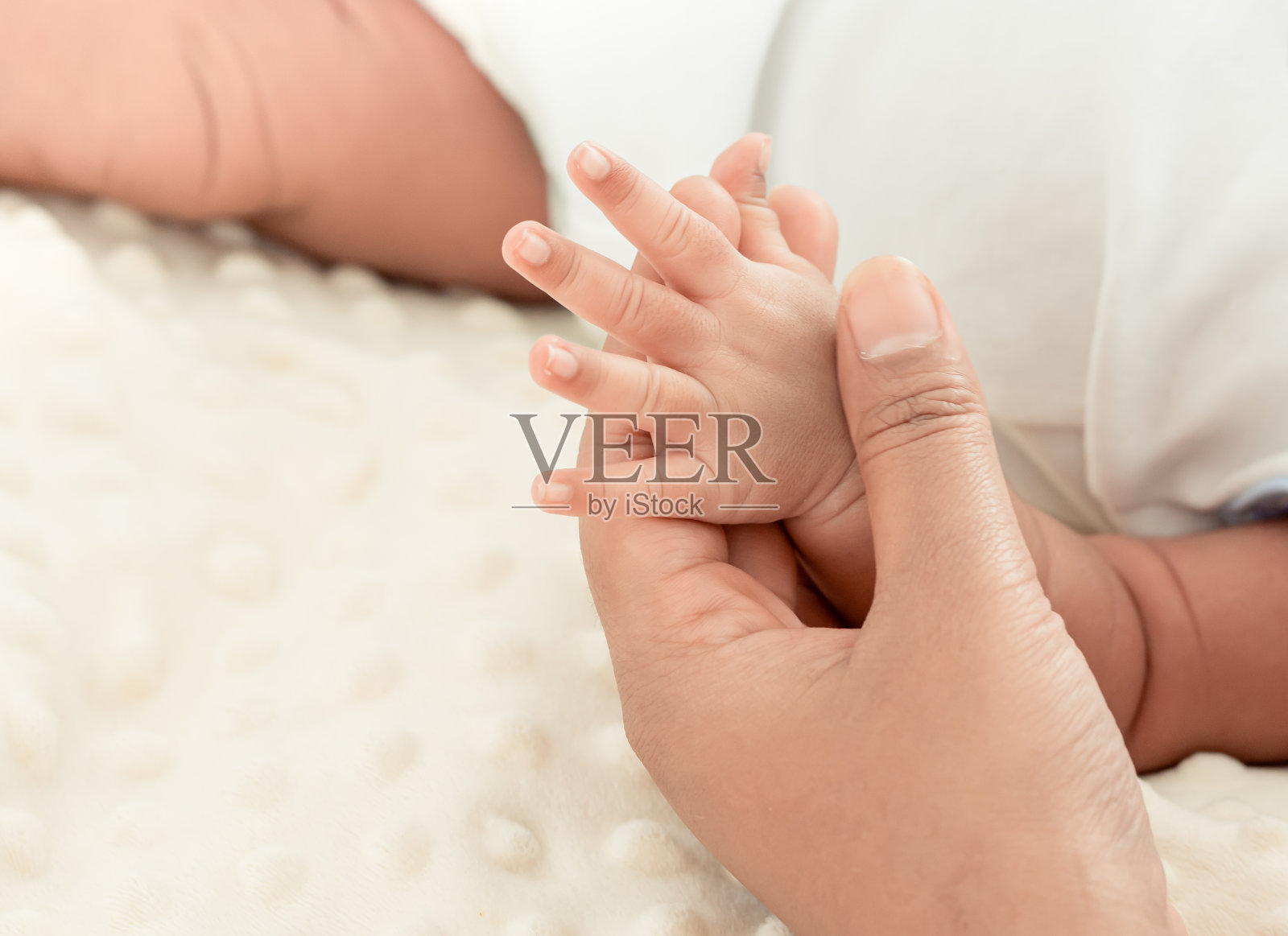 专注于妈妈牵着宝宝的手照片摄影图片