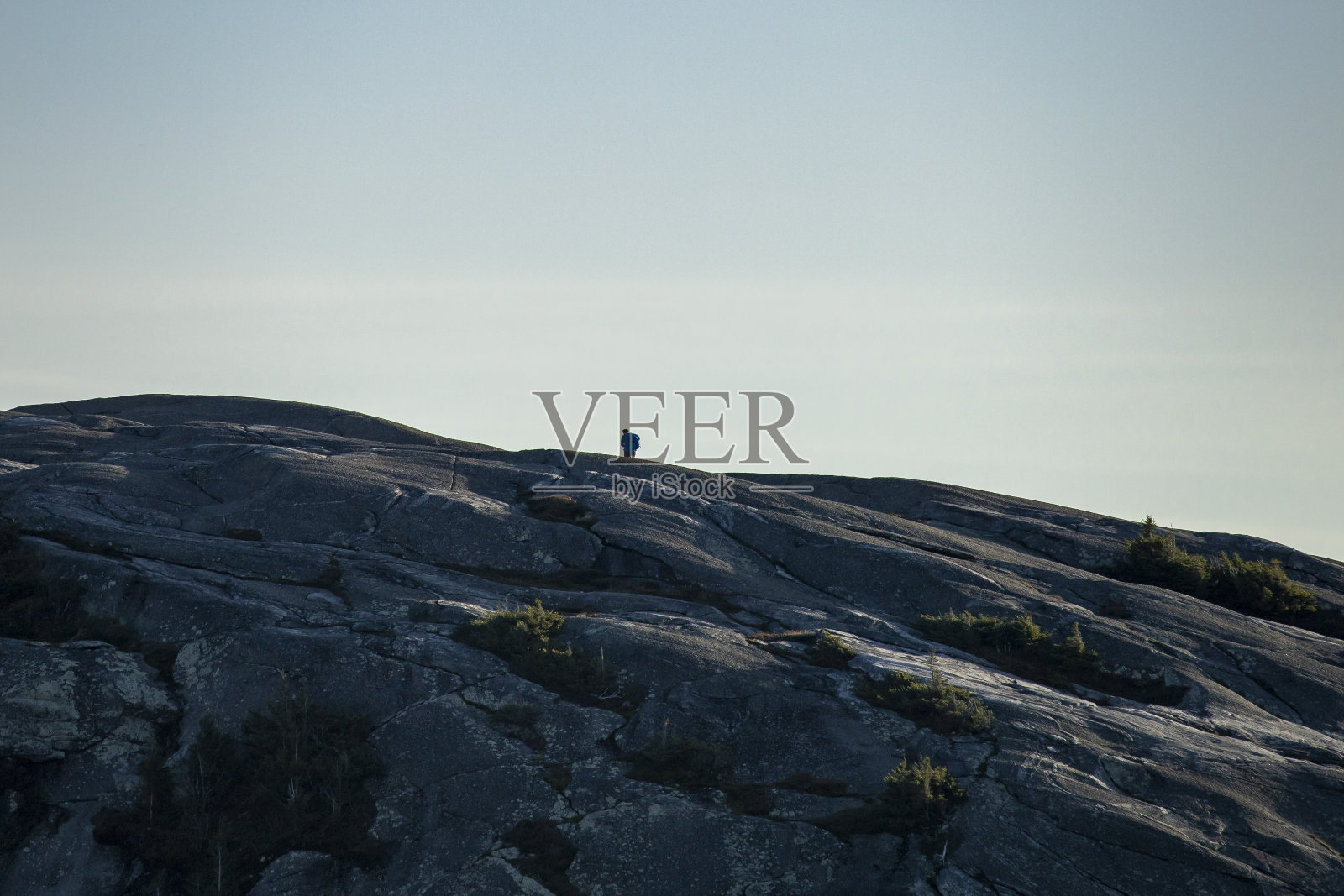 徒步攀登裸露的岩石顶峰照片摄影图片