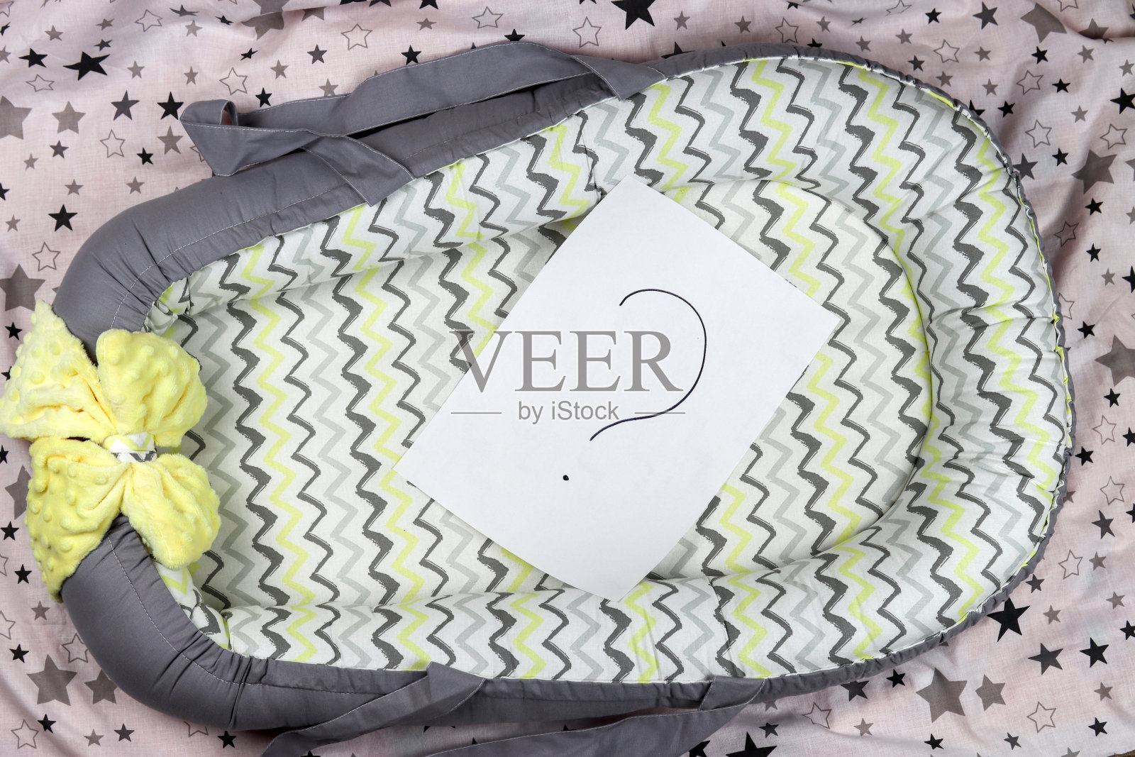 茧，新生儿的窝里面有个问号。决定孩子的性别照片摄影图片