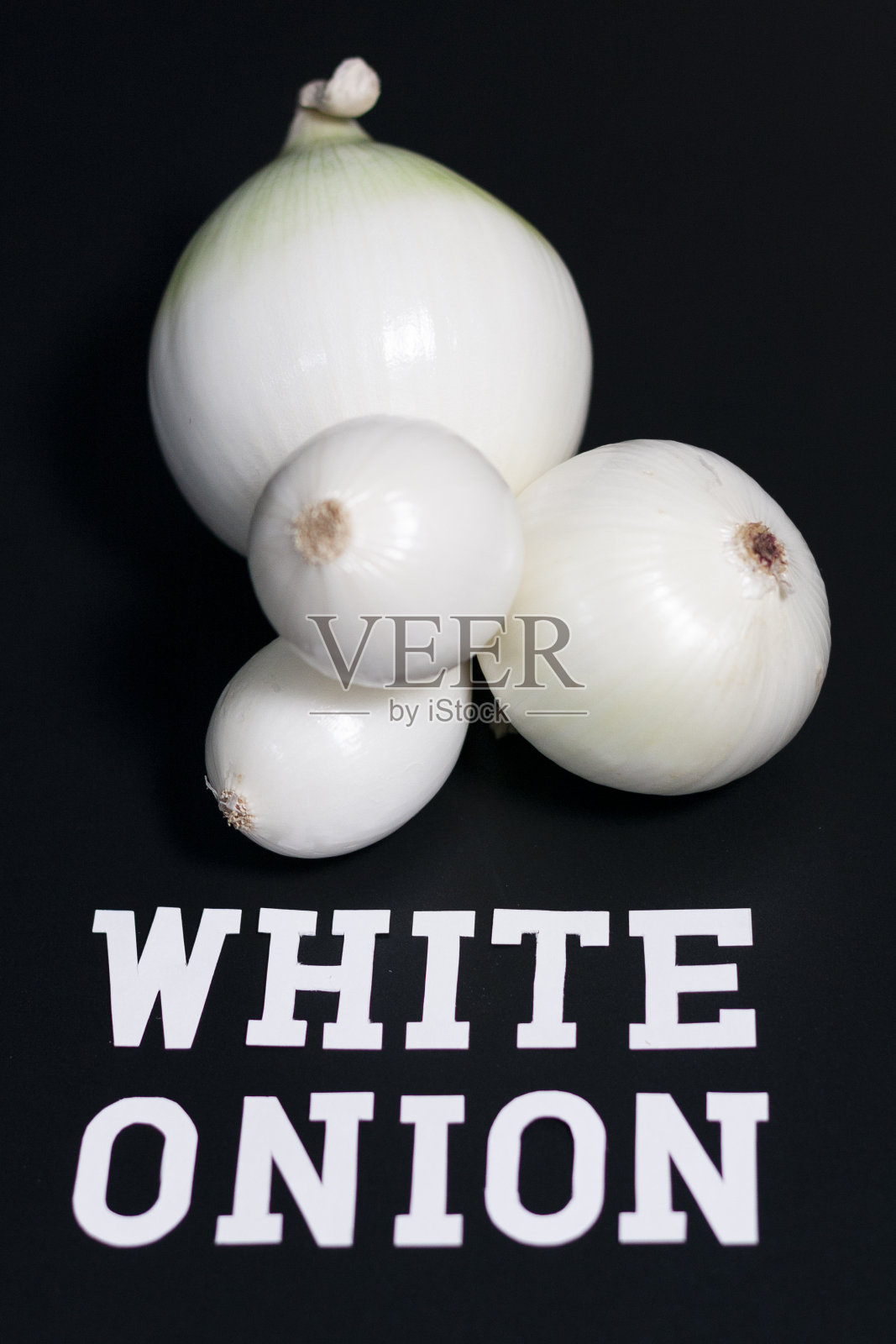 一组新鲜蔬菜以幻灯片的形式排列。底部写着“白色洋葱”。照片摄影图片