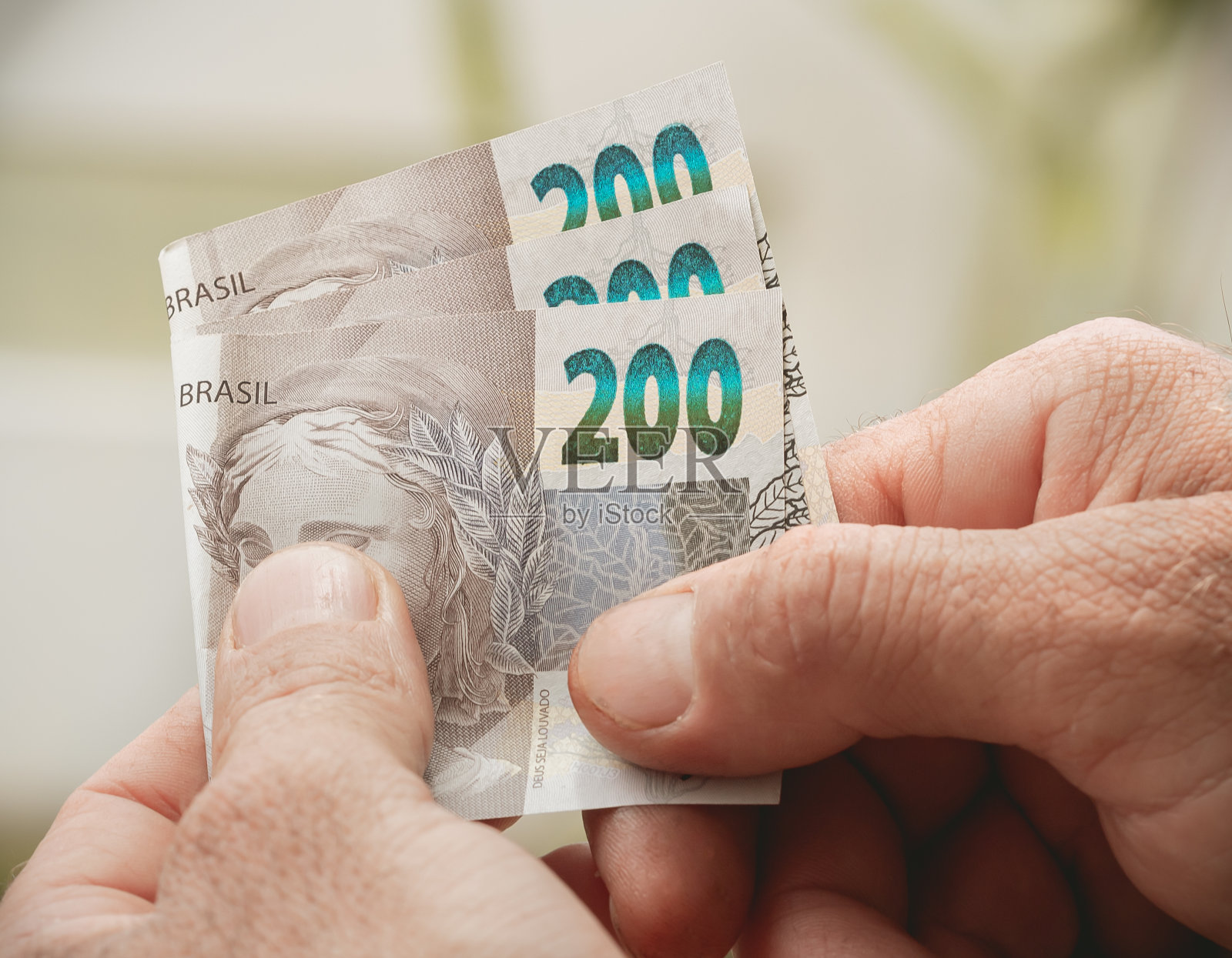 巴西货币。钱，钱，巴西，雷亚尔，200雷亚尔，手。照片摄影图片