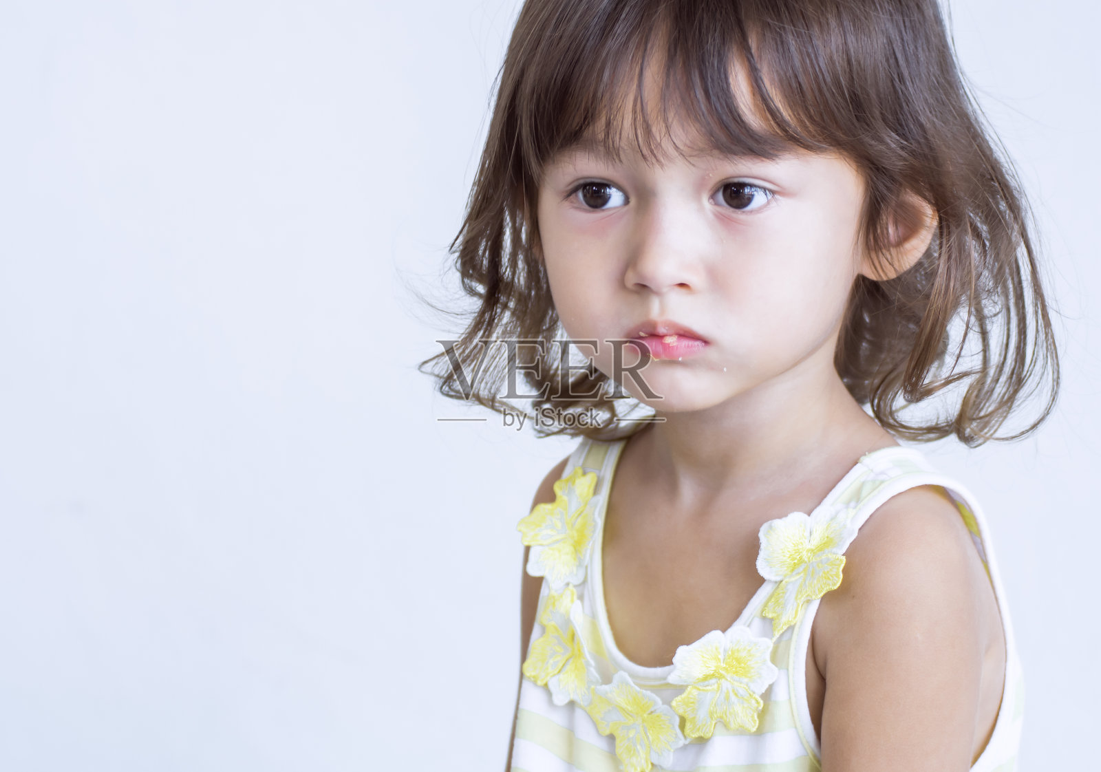 小女孩微笑着吃东西照片摄影图片