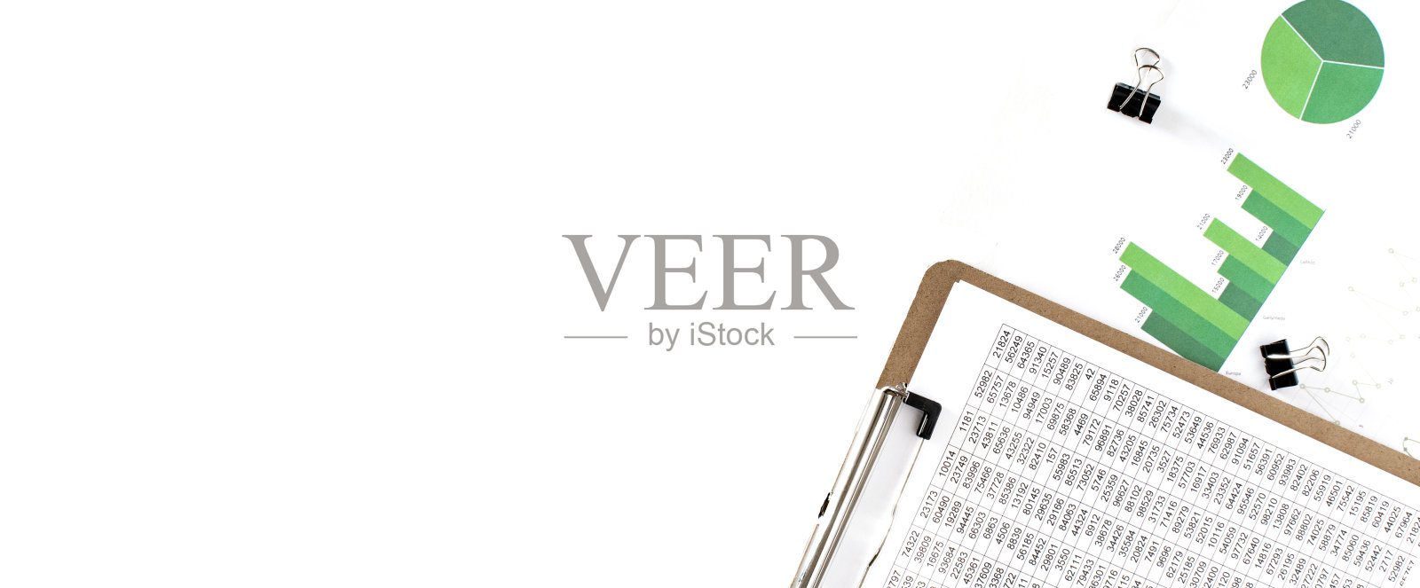 俯视图的业务图表上的白色木桌硬币，木箱和钢笔照片摄影图片