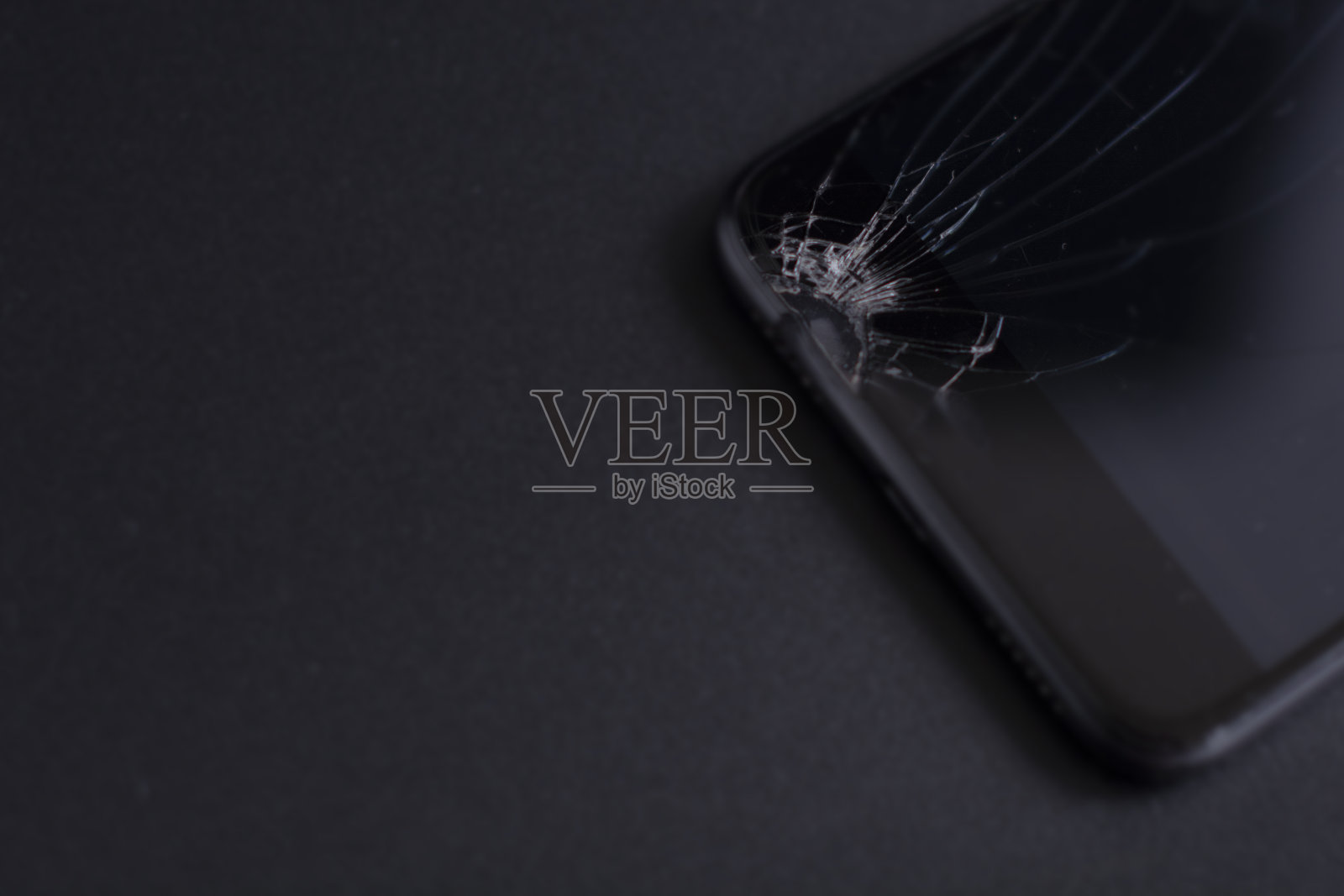 黑色背景下破碎的手机屏幕照片摄影图片