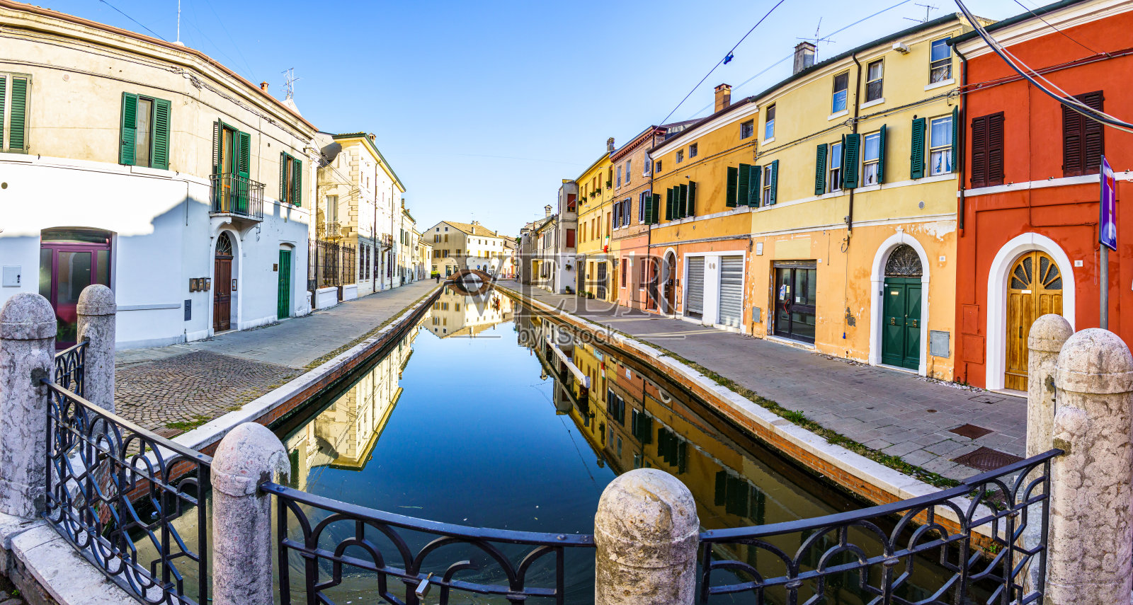 意大利著名的古城科马基奥照片摄影图片