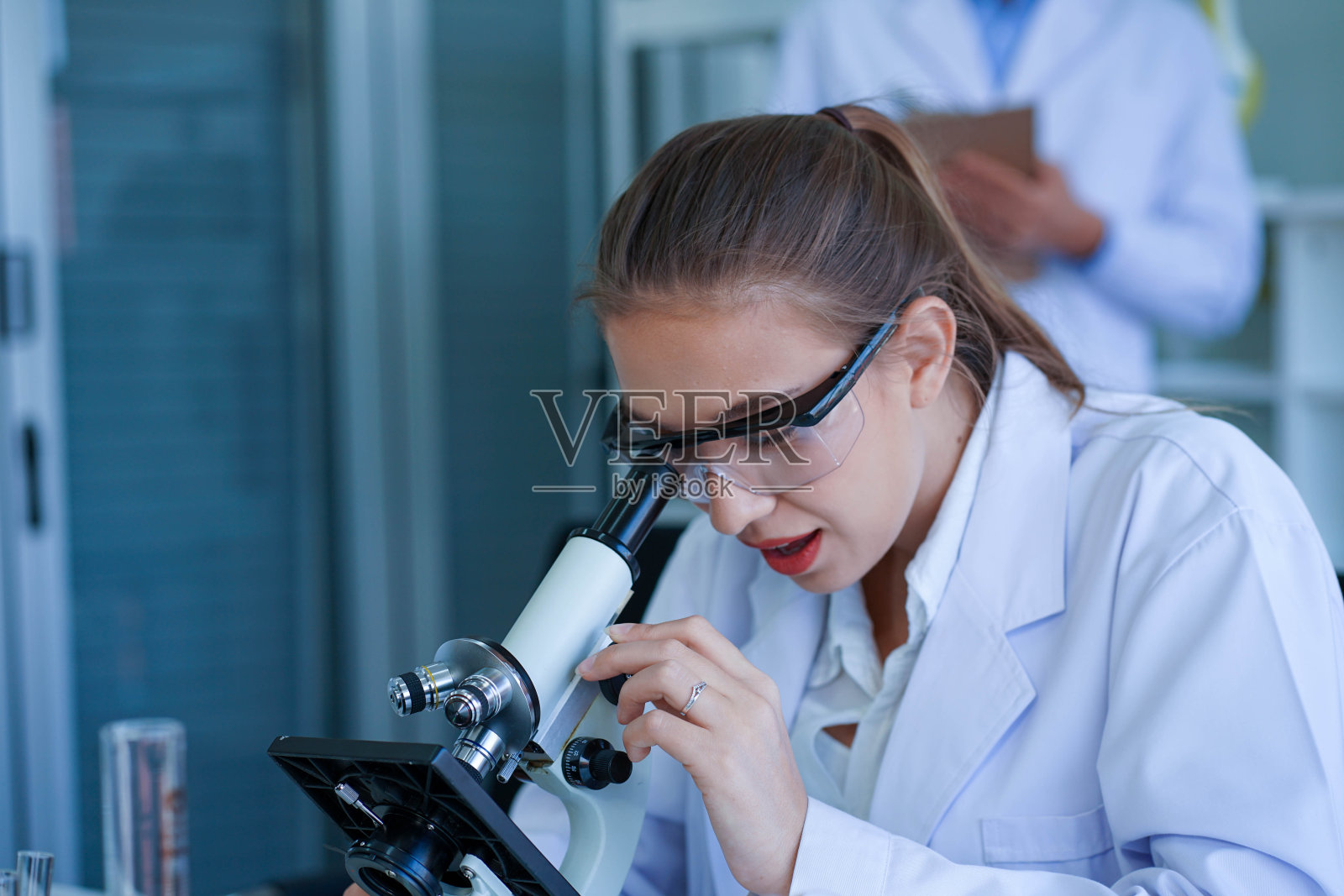 白种人医生戴口罩和防护服在科学实验室工作的病毒疫苗照片摄影图片